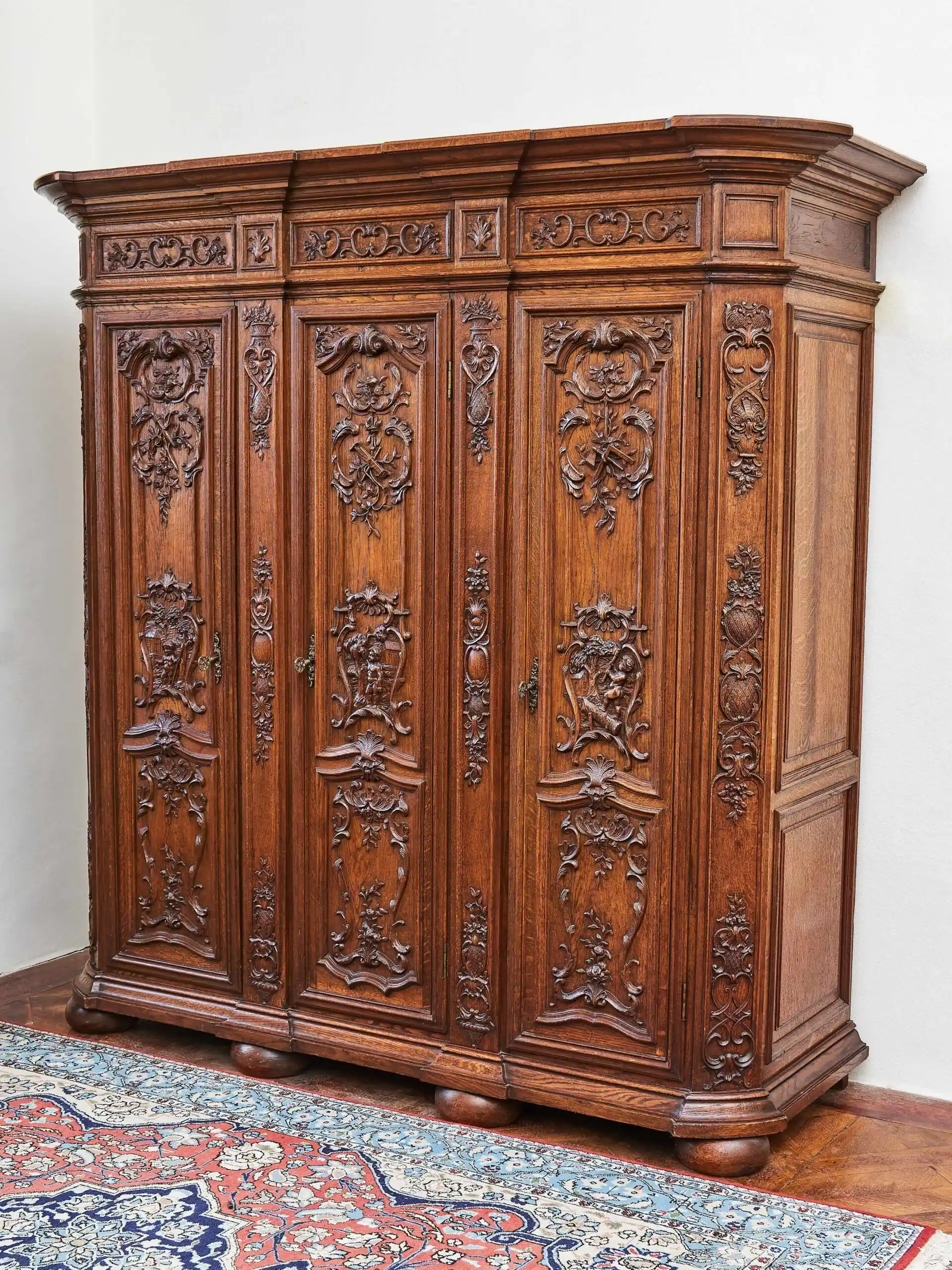 Bohatě vyřezávaná Lutyšská skříň – Reservé V.V.