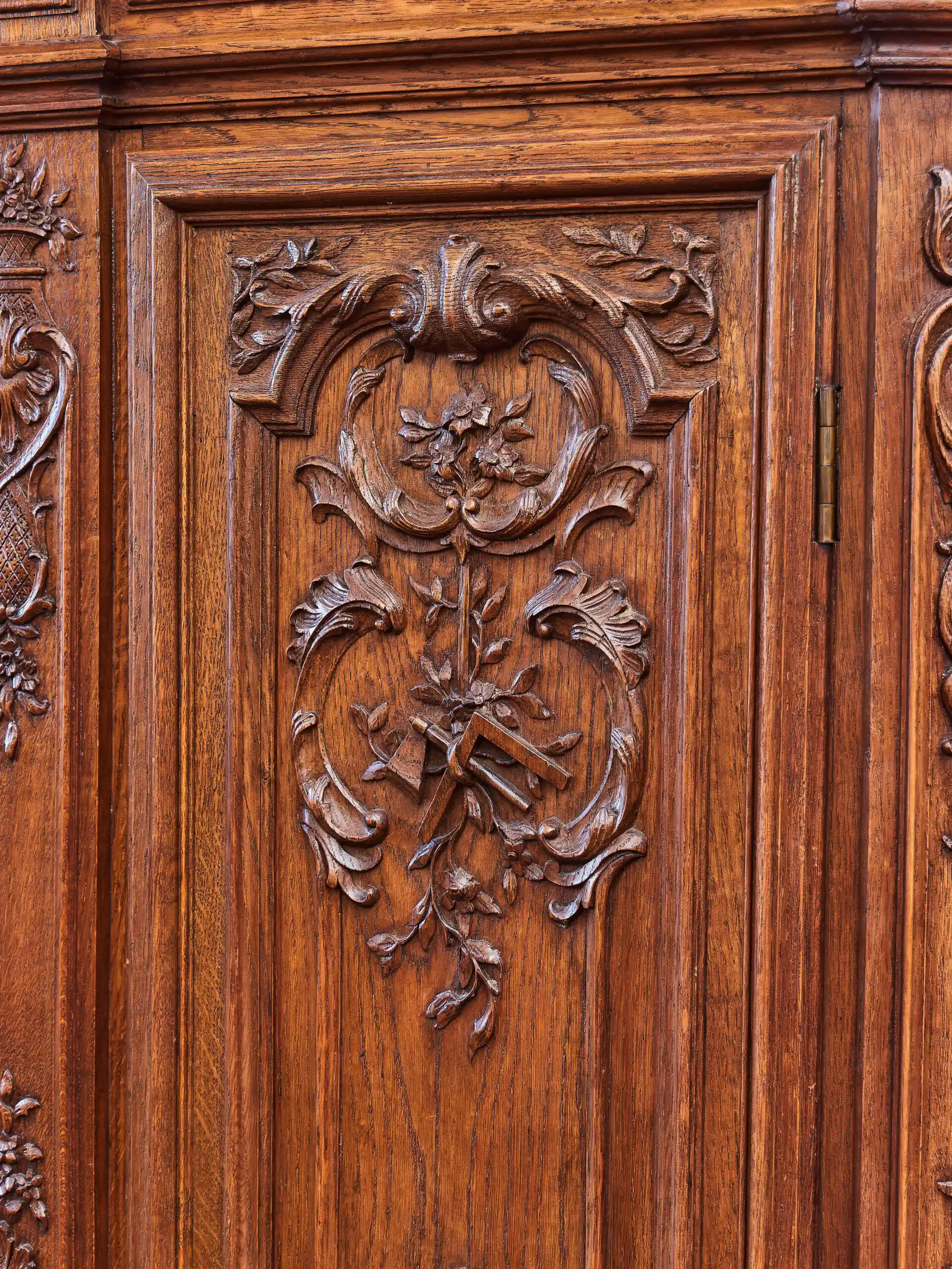 Bohatě vyřezávaná Lutyšská skříň – Reservé V.V.