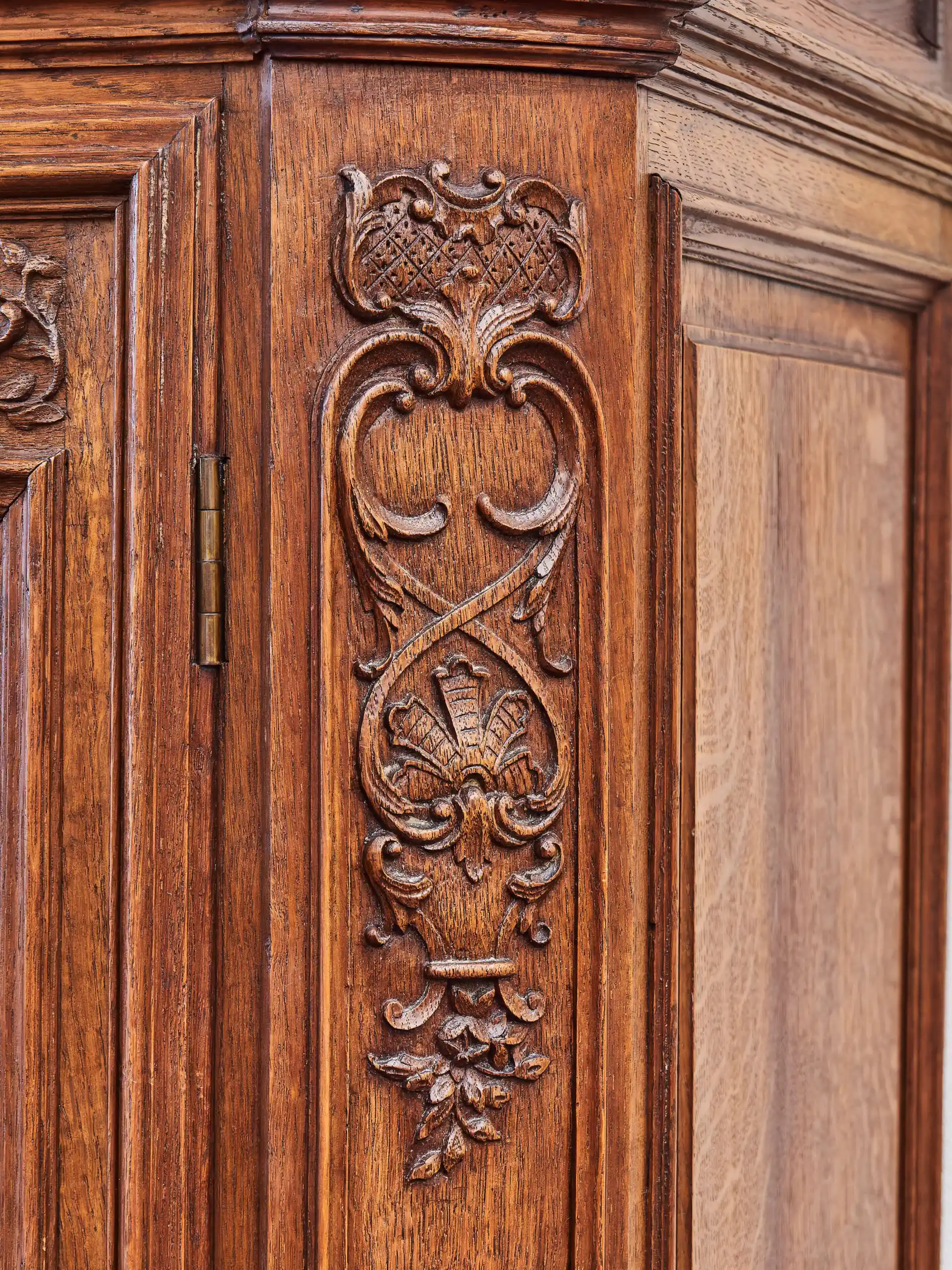 Bohatě vyřezávaná Lutyšská skříň – Reservé V.V.