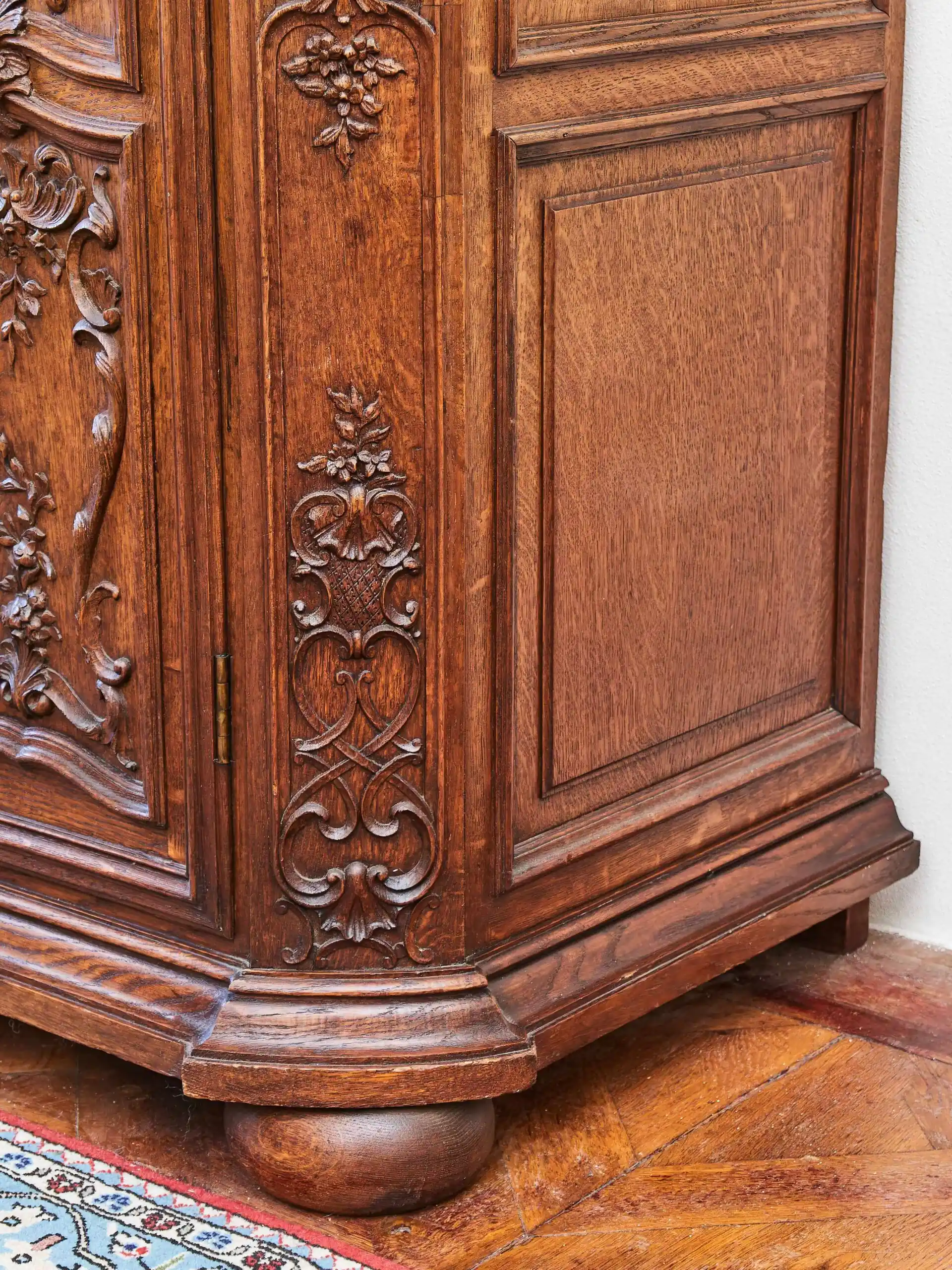 Bohatě vyřezávaná Lutyšská skříň – Reservé V.V.