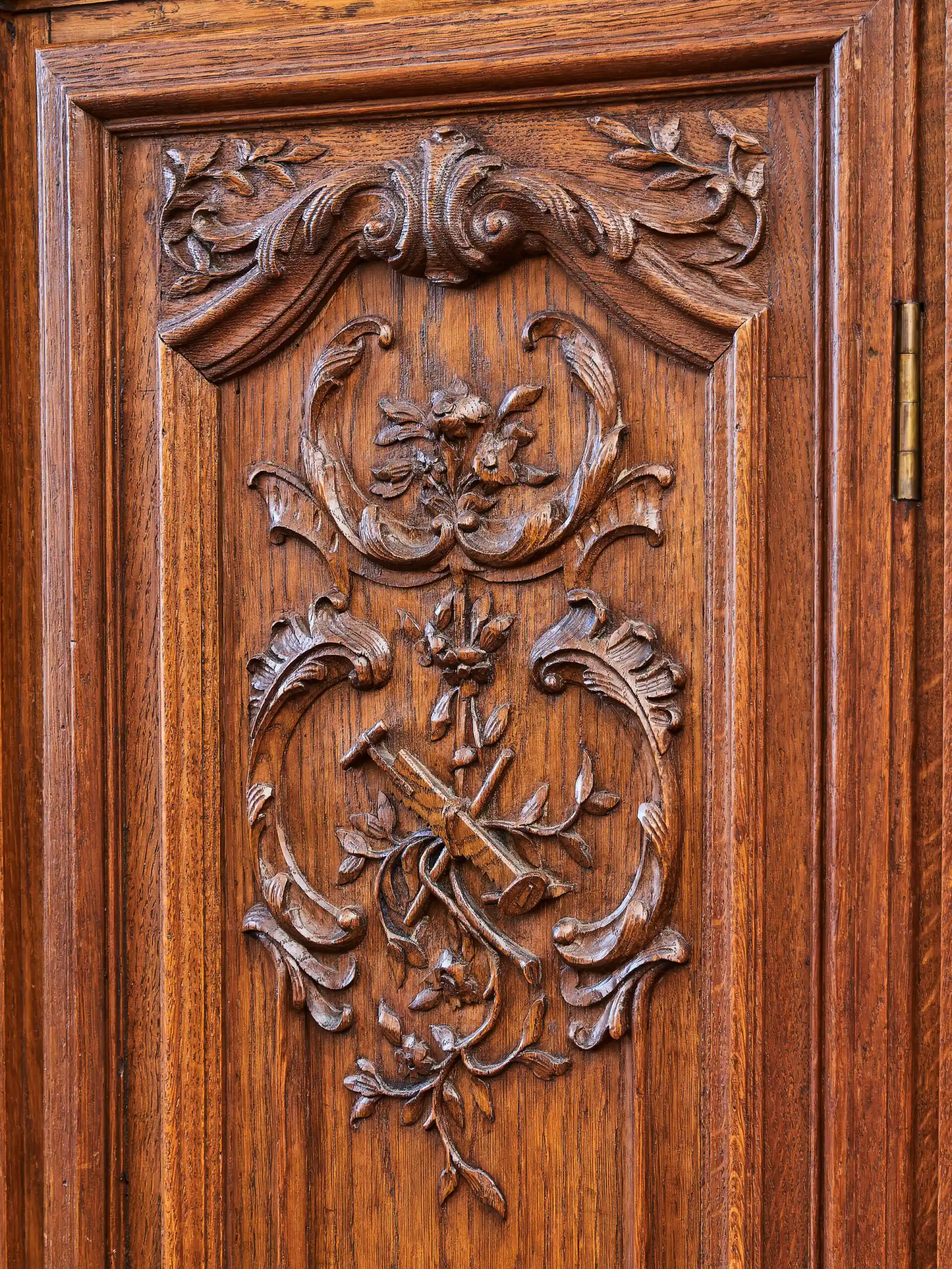 Bohatě vyřezávaná Lutyšská skříň – Reservé V.V.