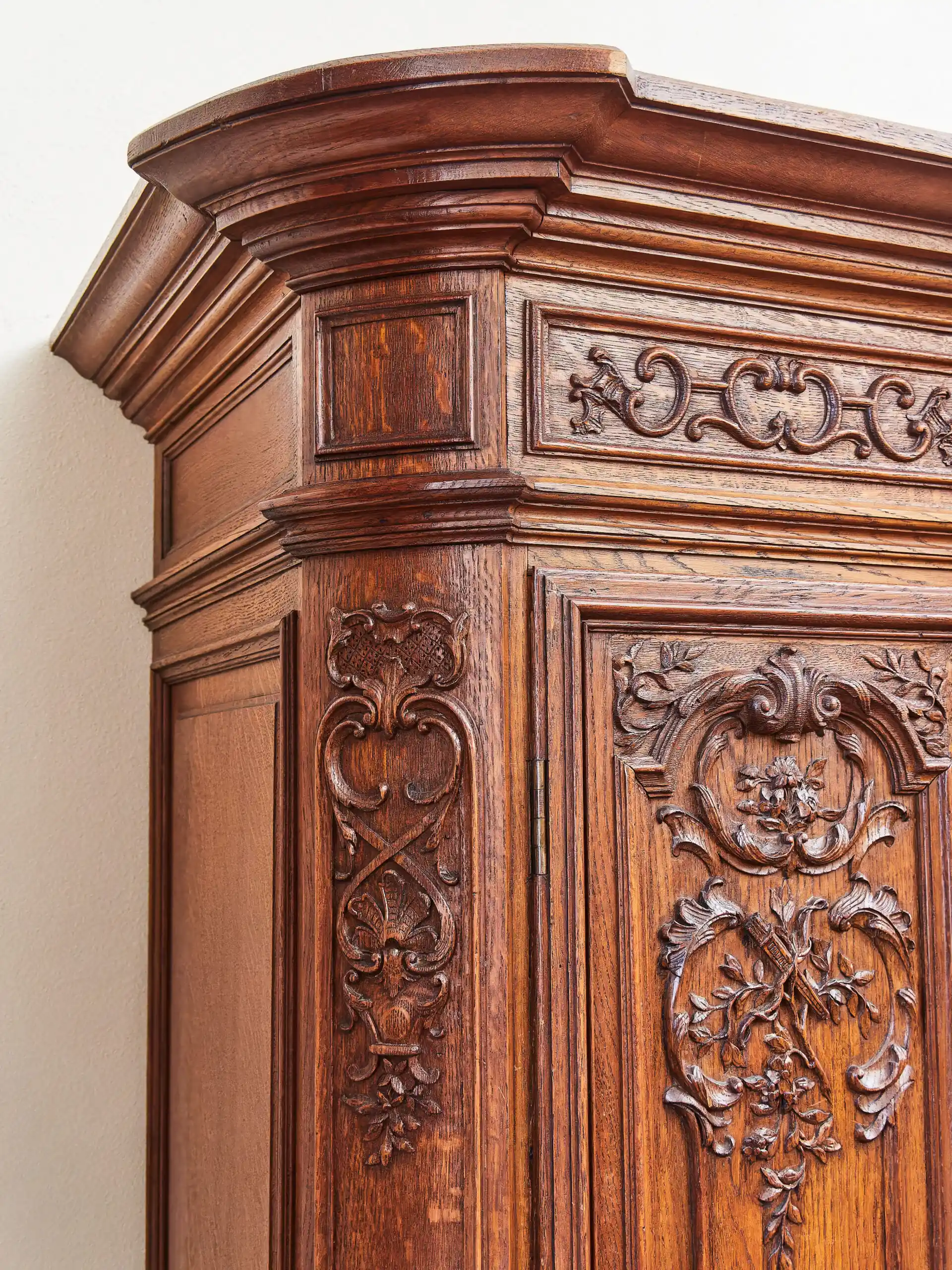 Bohatě vyřezávaná Lutyšská skříň – Reservé V.V.