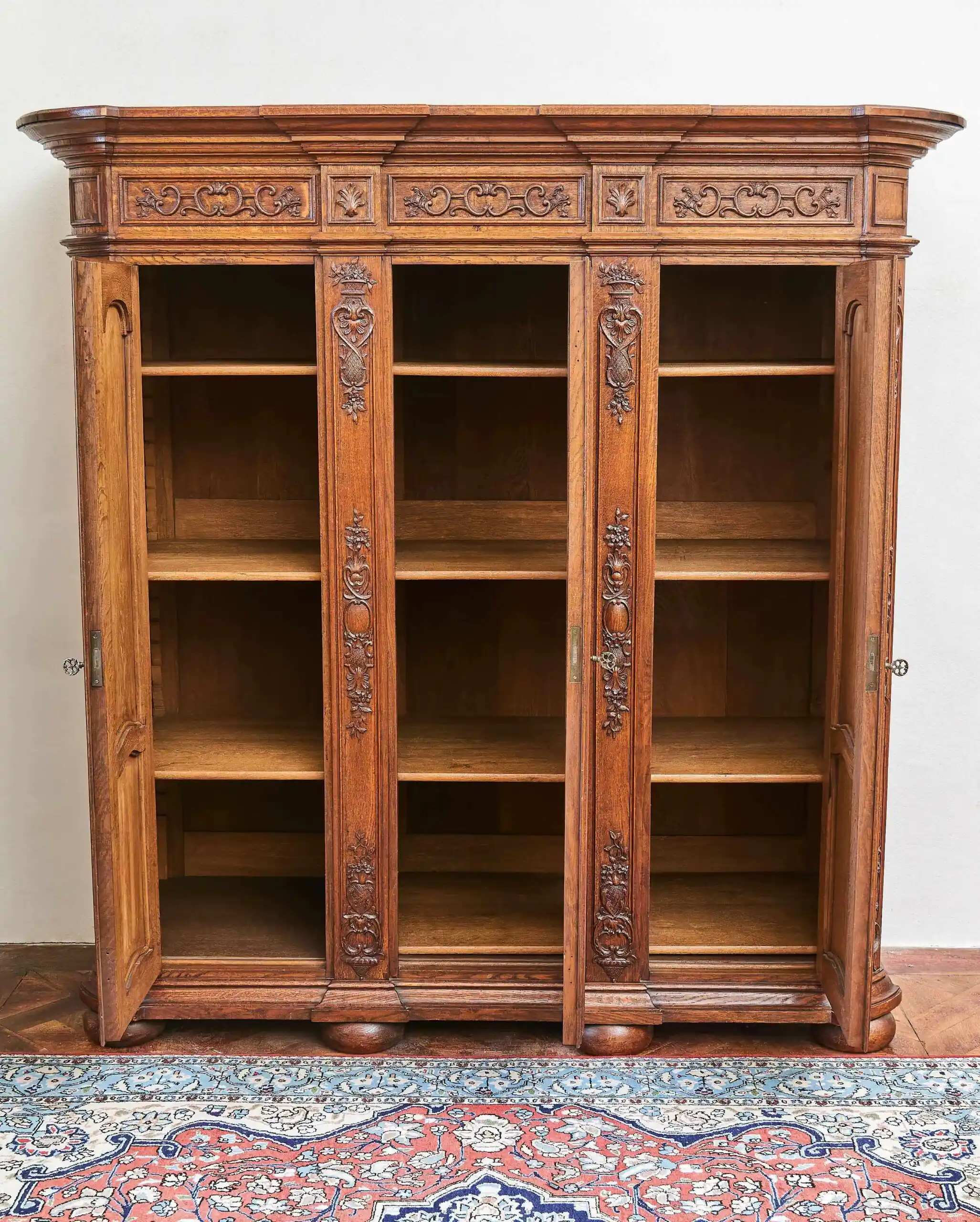 Bohatě vyřezávaná Lutyšská skříň – Reservé V.V.