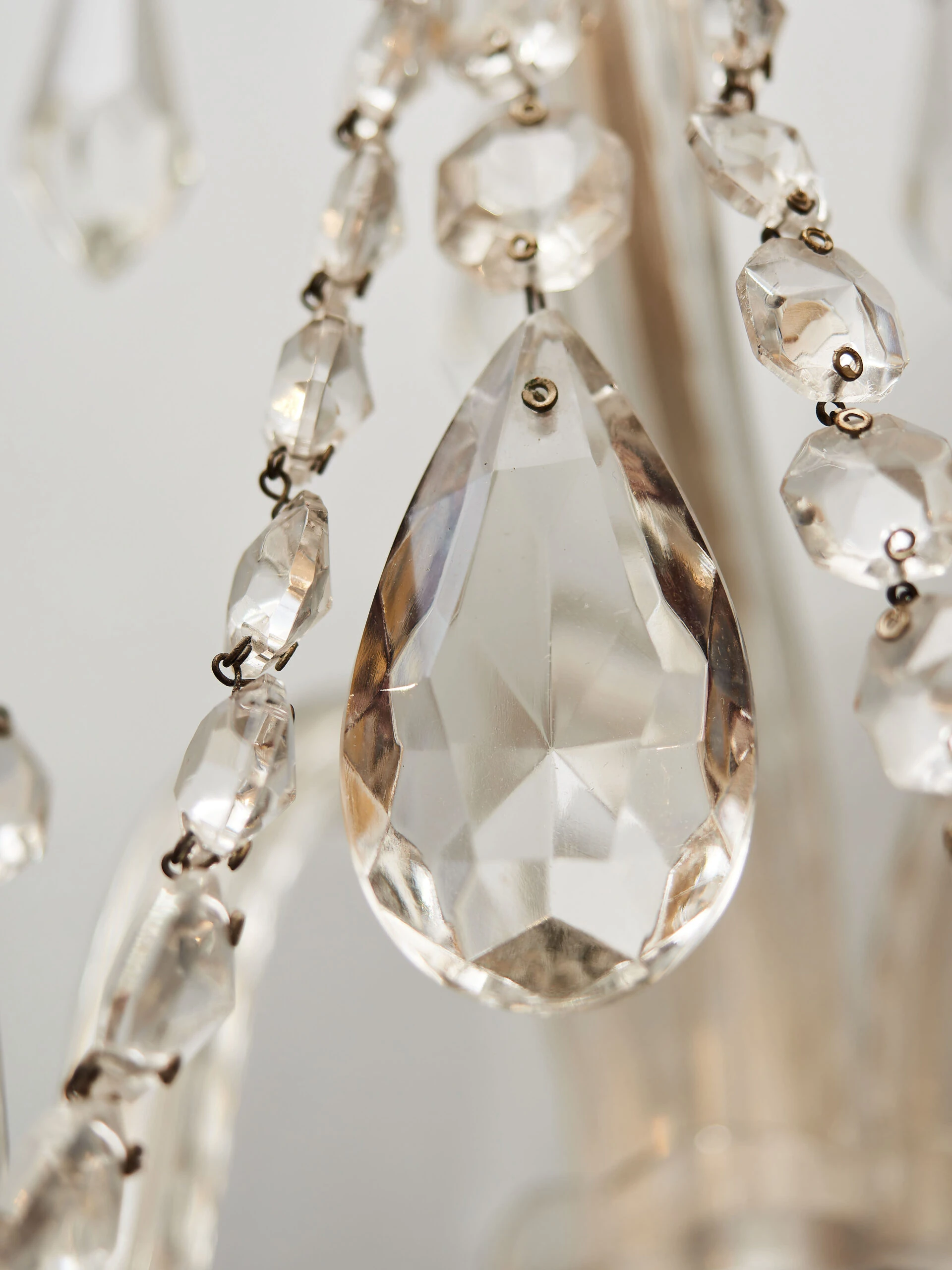 Párové tereziánské nástěnné lampy s křišťálovými ověsy