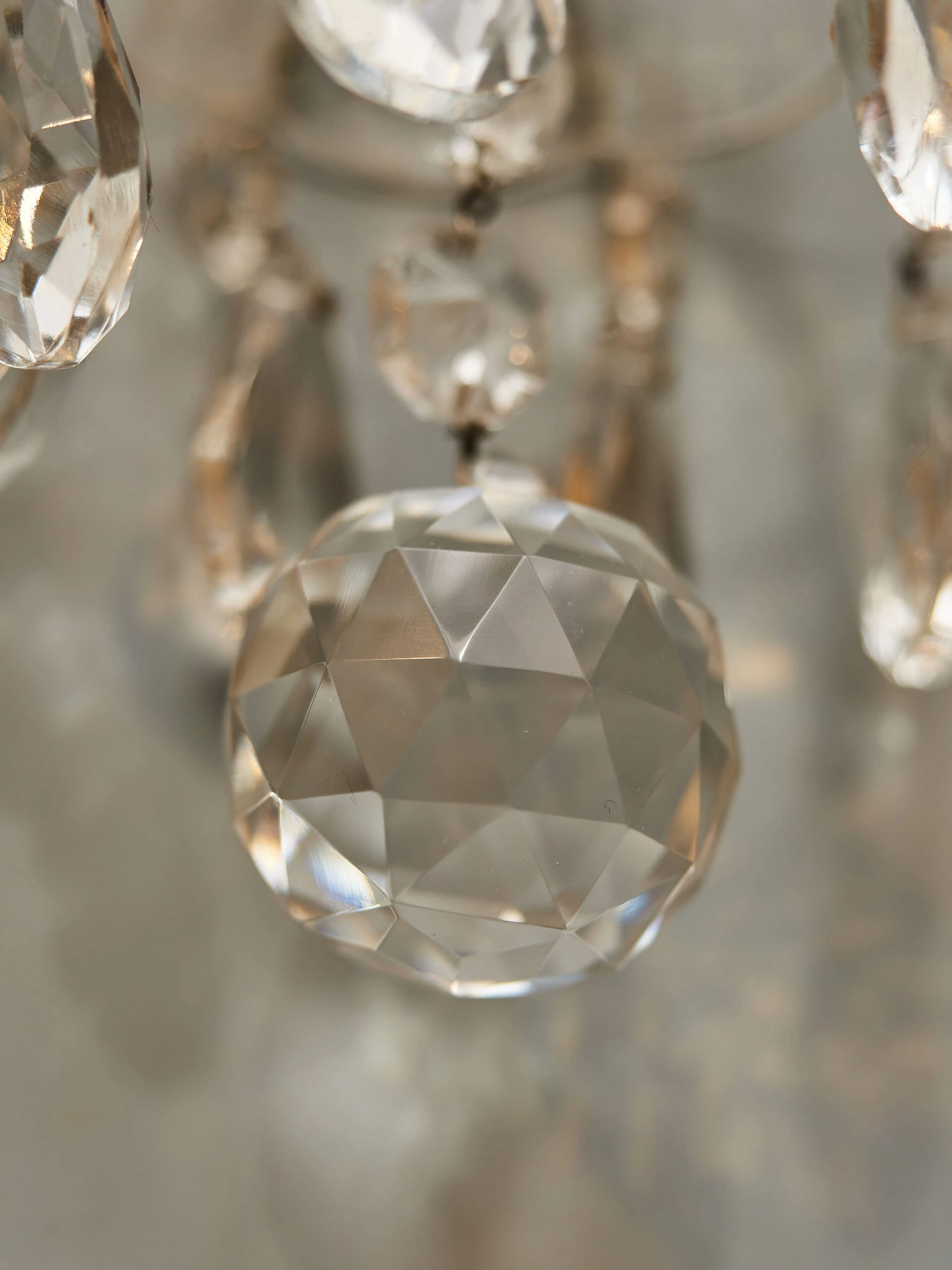 Párové tereziánské nástěnné lampy s křišťálovými ověsy