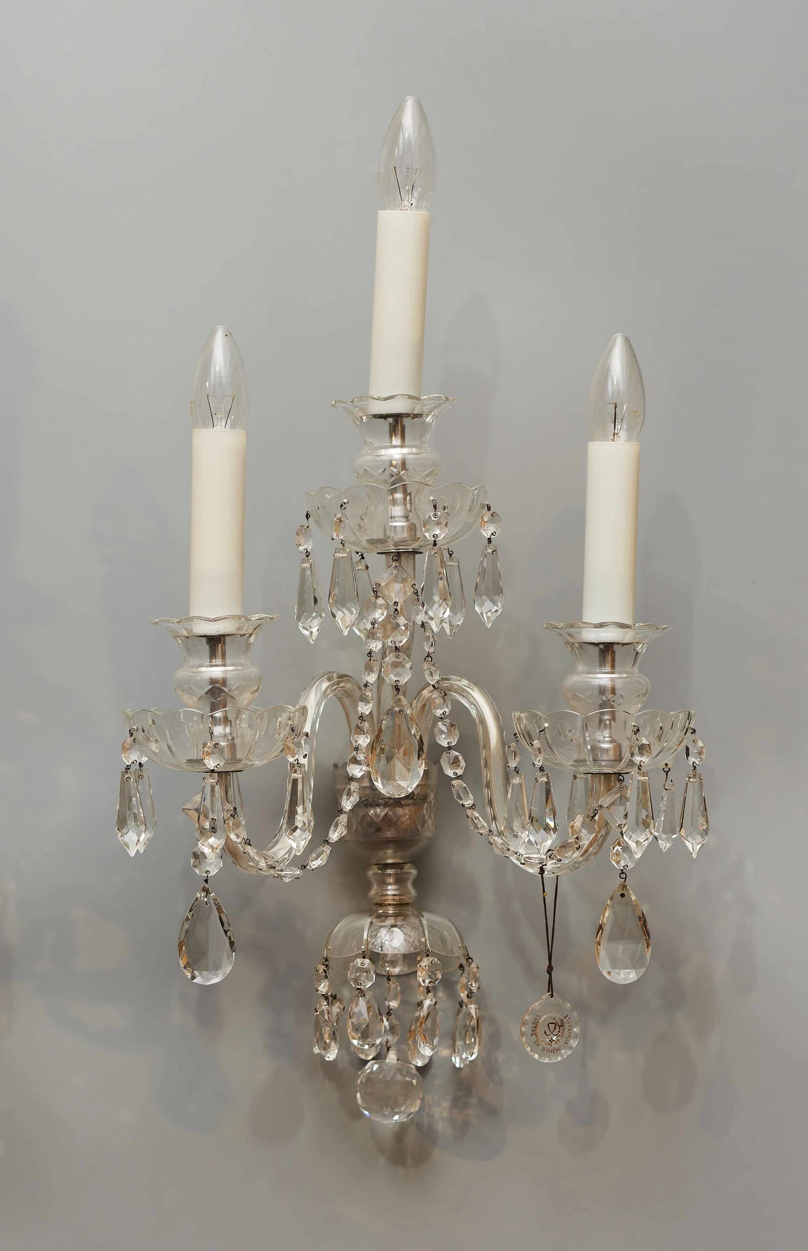 Párové tereziánské nástěnné lampy s křišťálovými ověsy