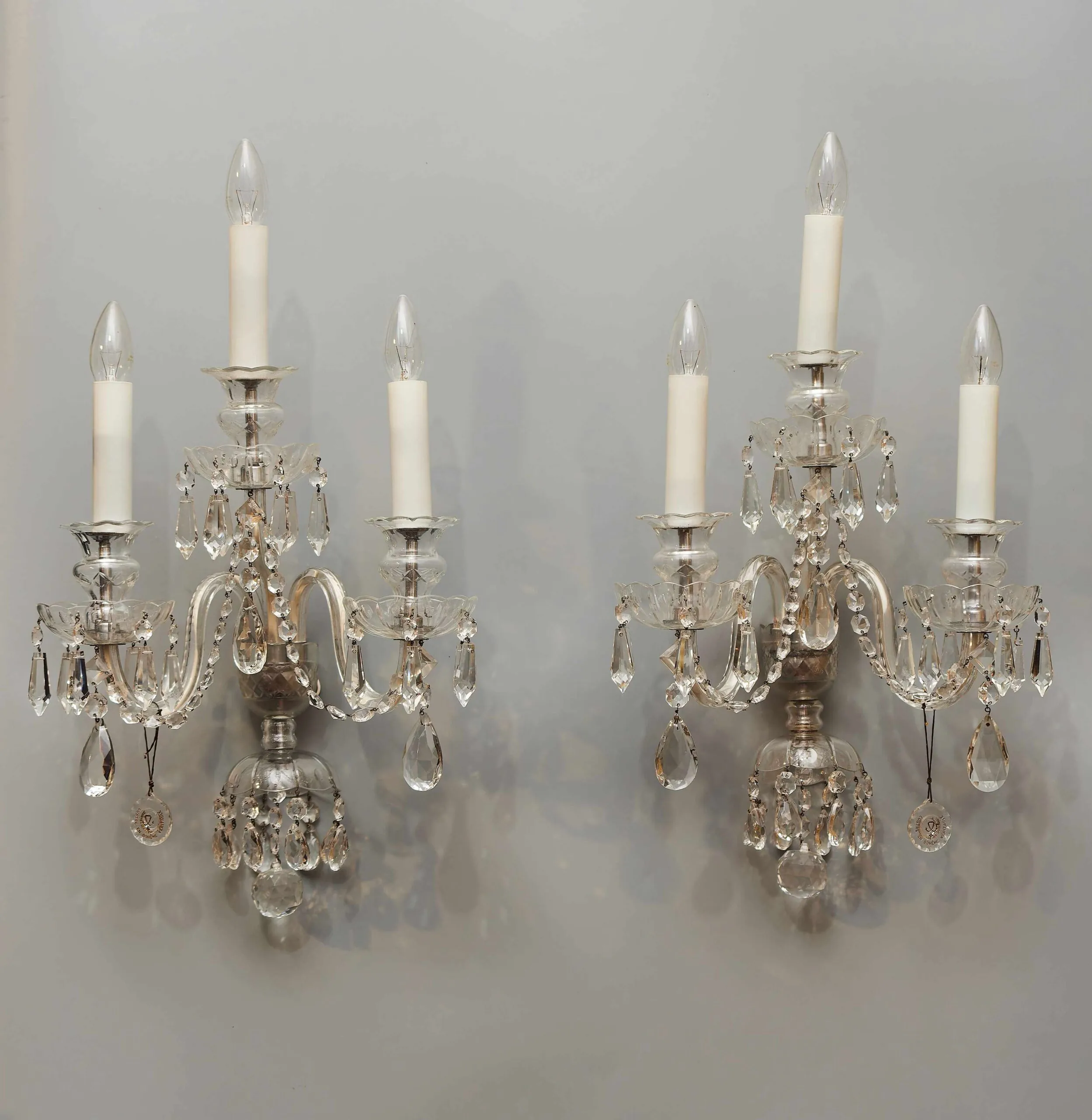 Párové tereziánské nástěnné lampy s křišťálovými ověsy