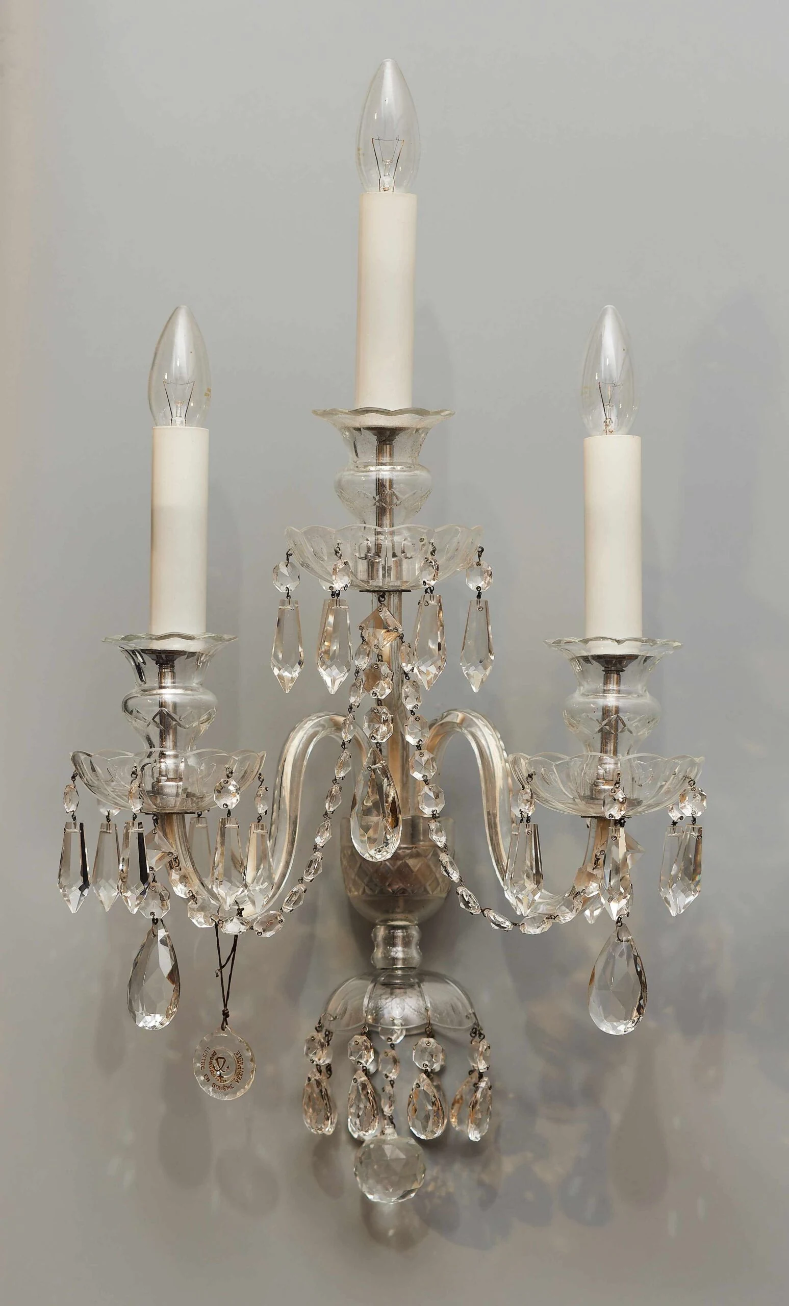 Párové tereziánské nástěnné lampy s křišťálovými ověsy