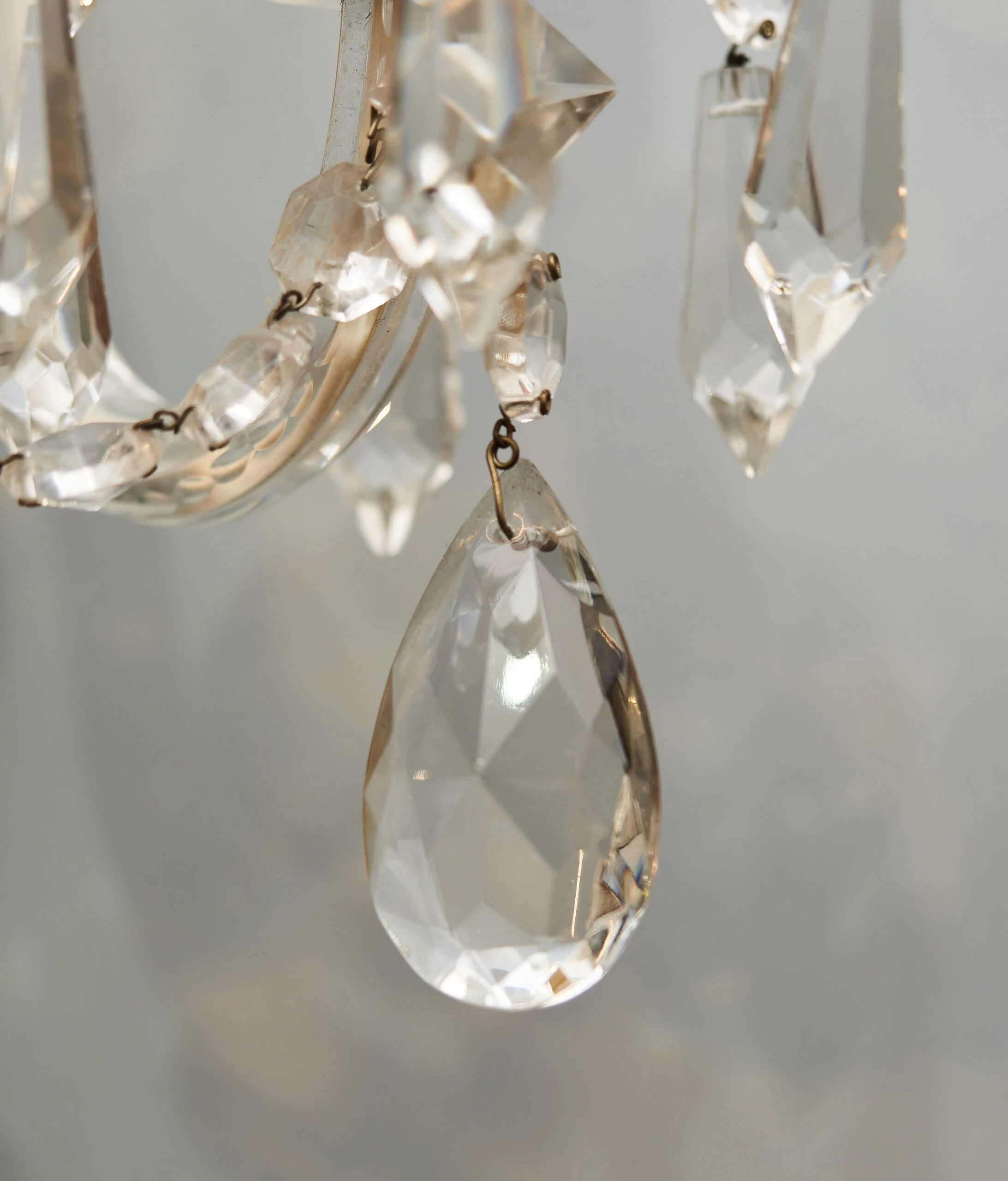 Párové tereziánské nástěnné lampy s křišťálovými ověsy