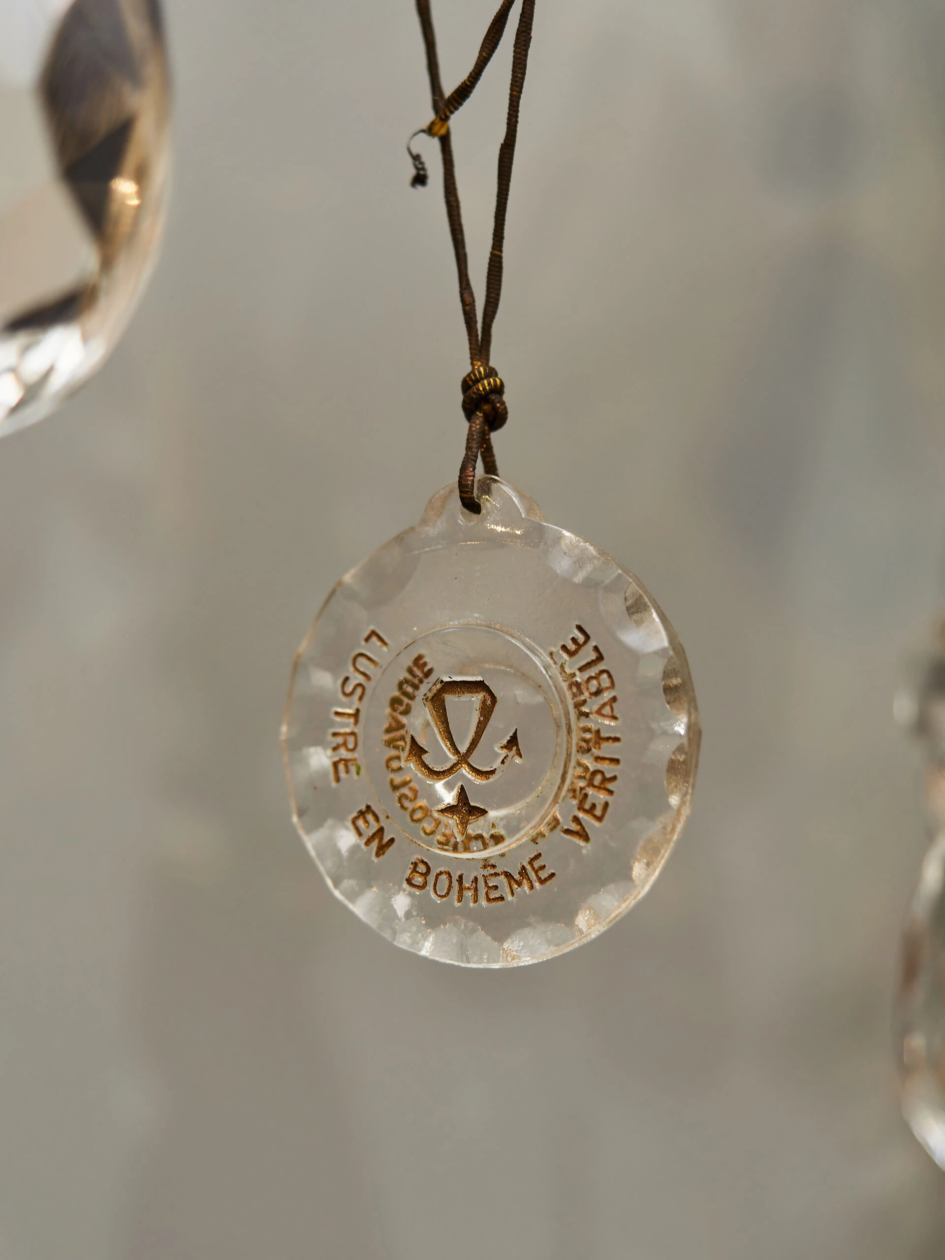 Párové tereziánské nástěnné lampy s křišťálovými ověsy