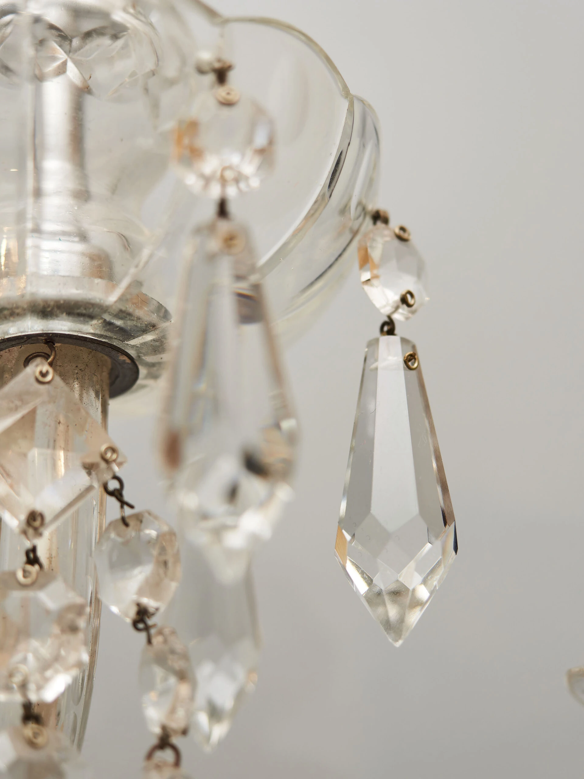 Párové tereziánské nástěnné lampy s křišťálovými ověsy