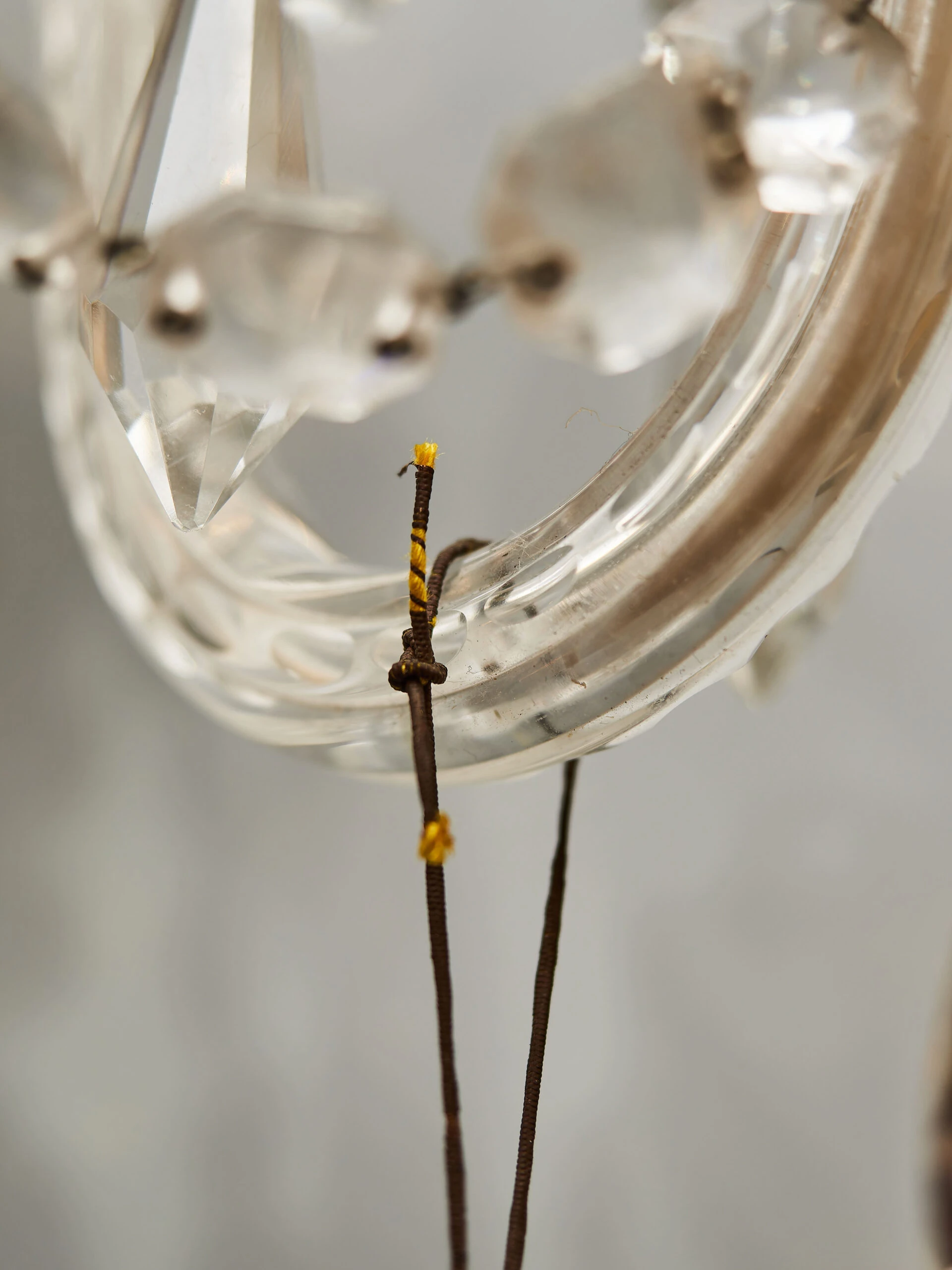 Párové tereziánské nástěnné lampy s křišťálovými ověsy