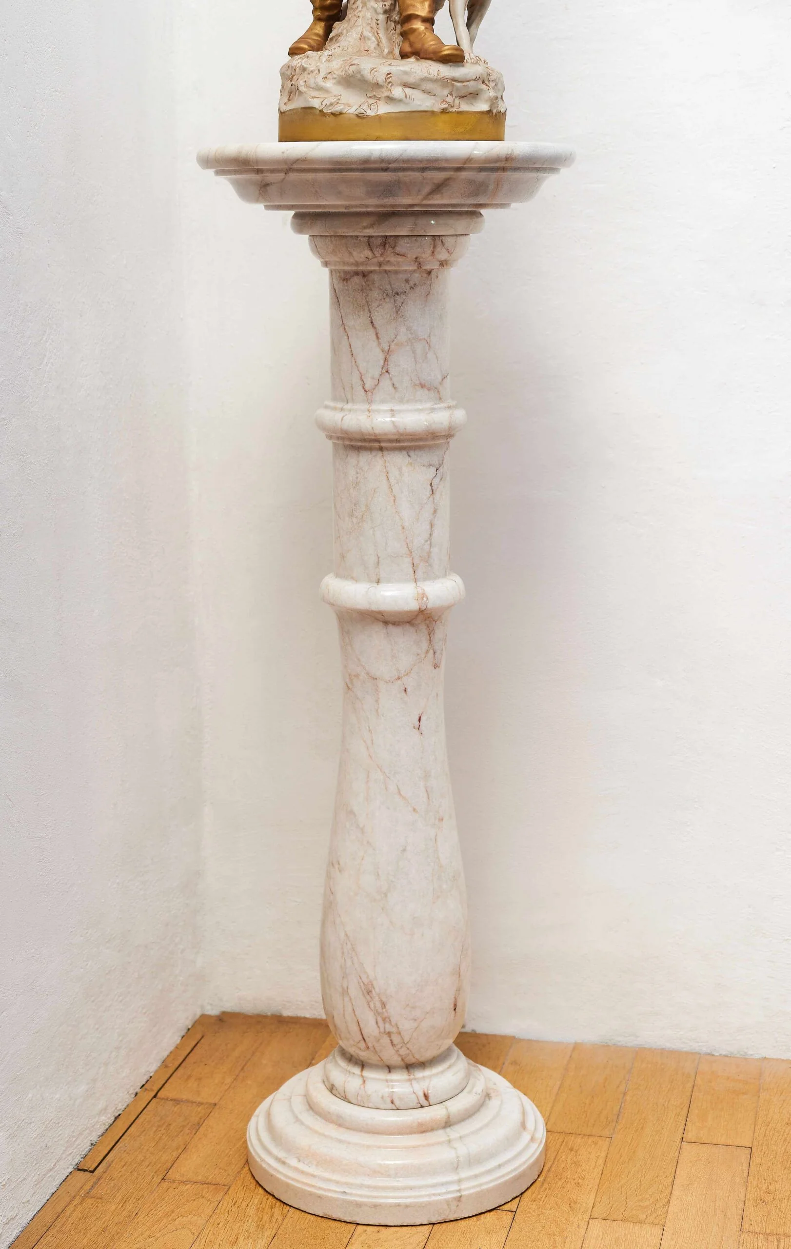 Starožitný mramorový podstavec – přírodní kámen