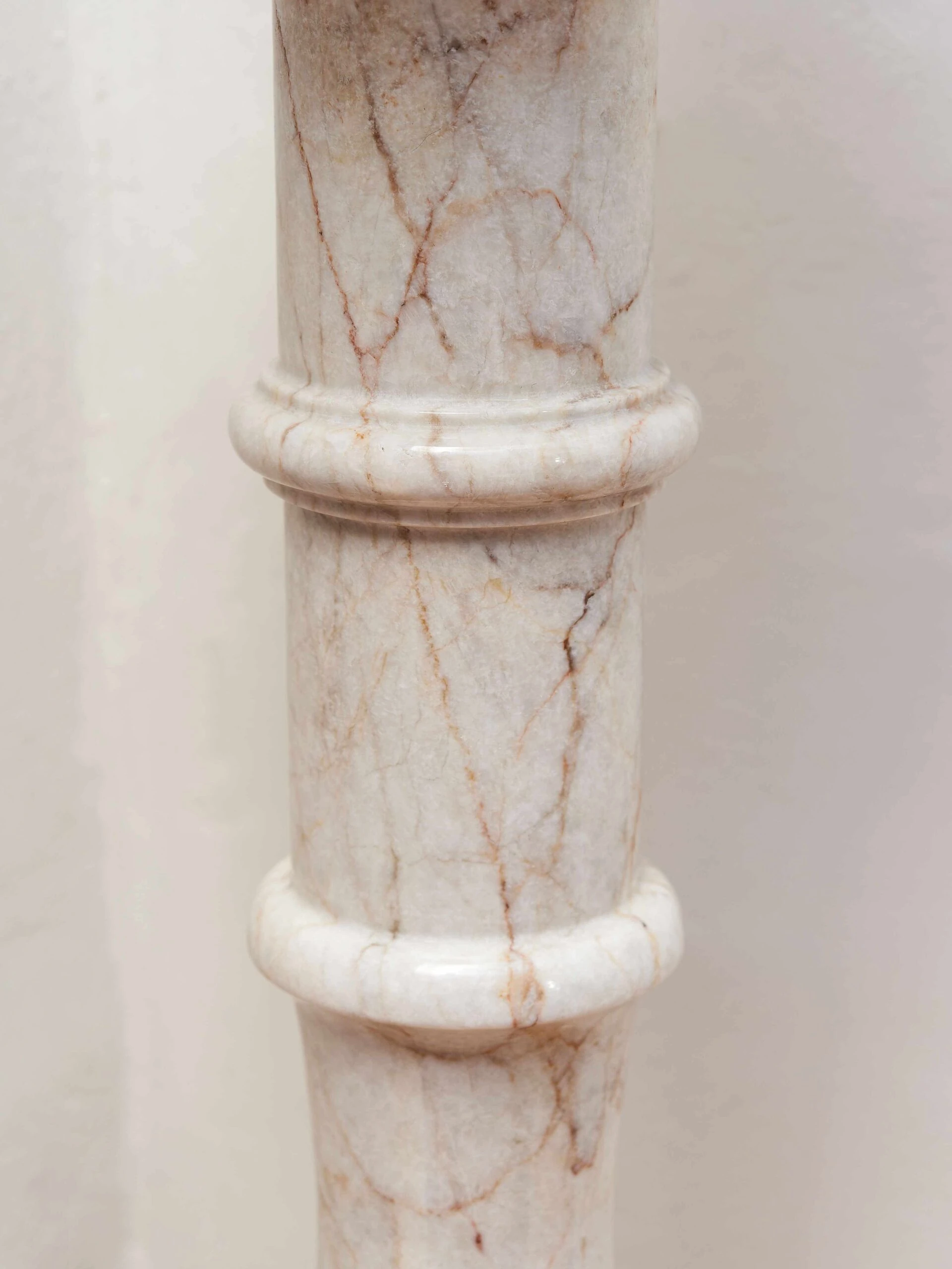 Starožitný mramorový podstavec – přírodní kámen