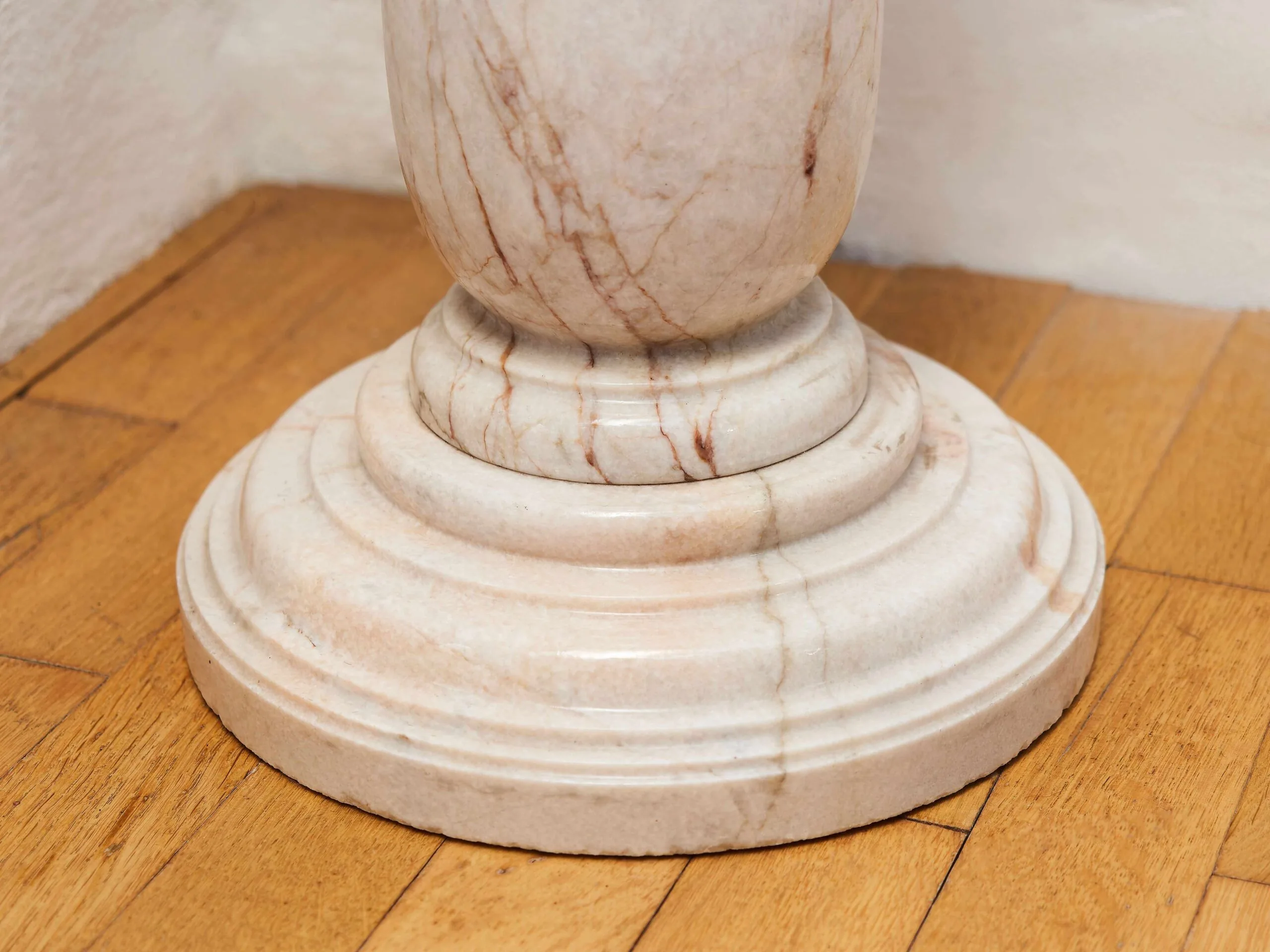 Starožitný mramorový podstavec – přírodní kámen