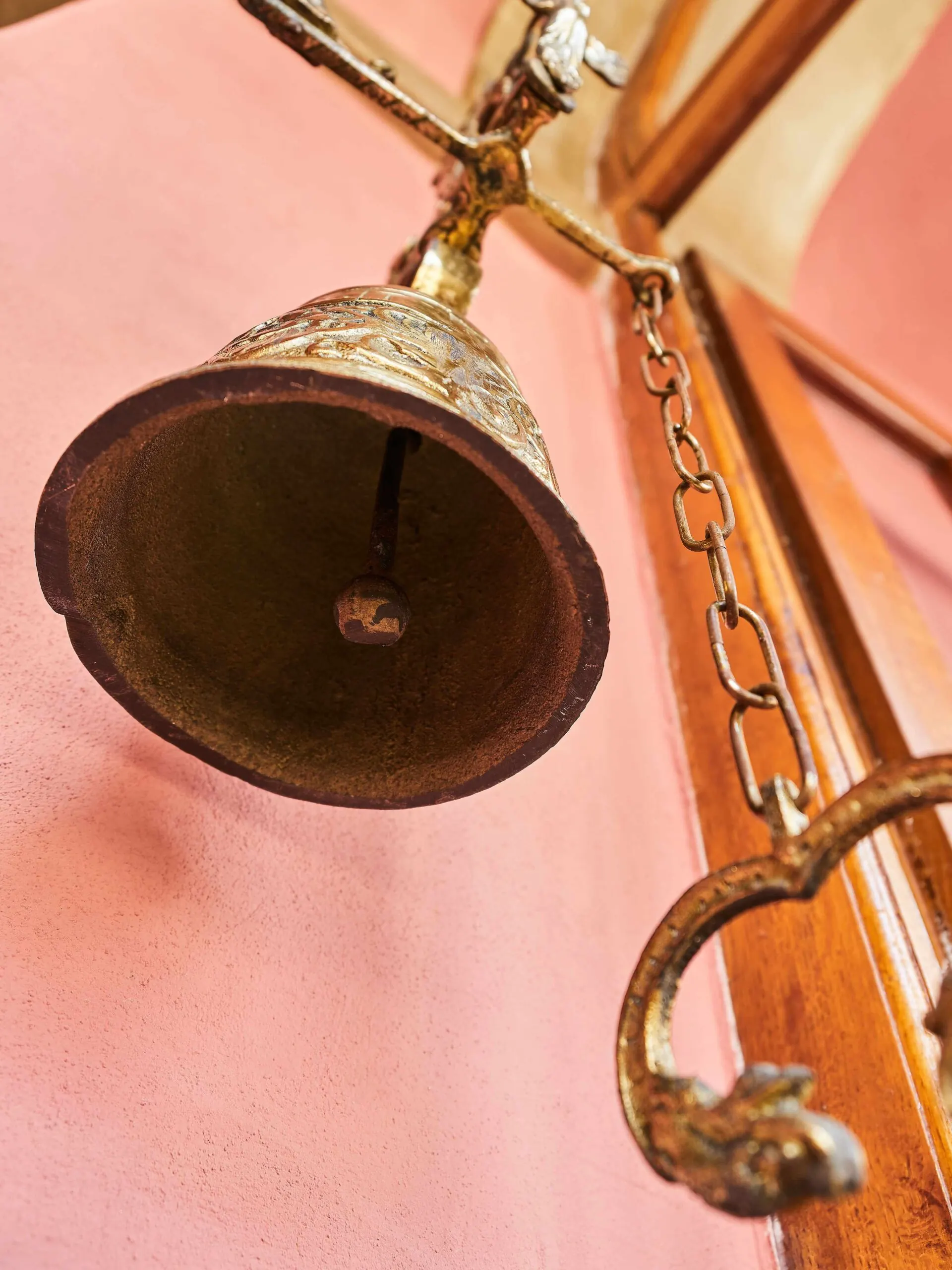 Velký závěsný zvon ke dveřím z lité mosazi