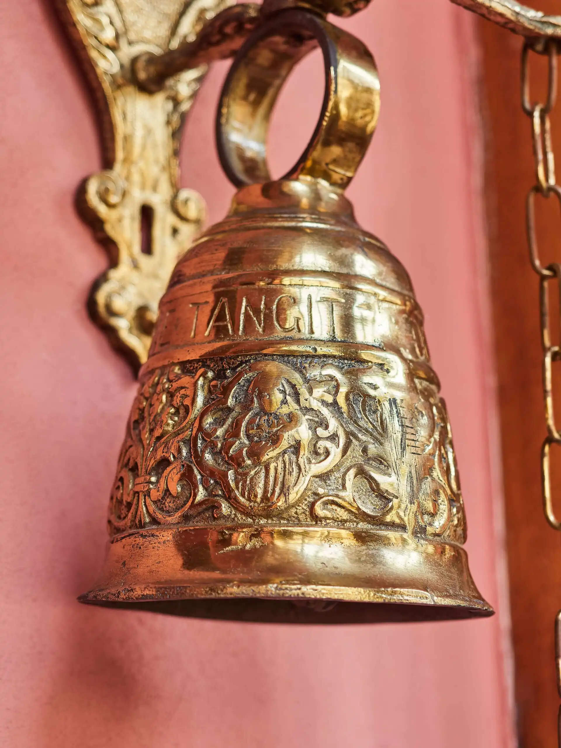 Velký závěsný zvon ke dveřím z lité mosazi