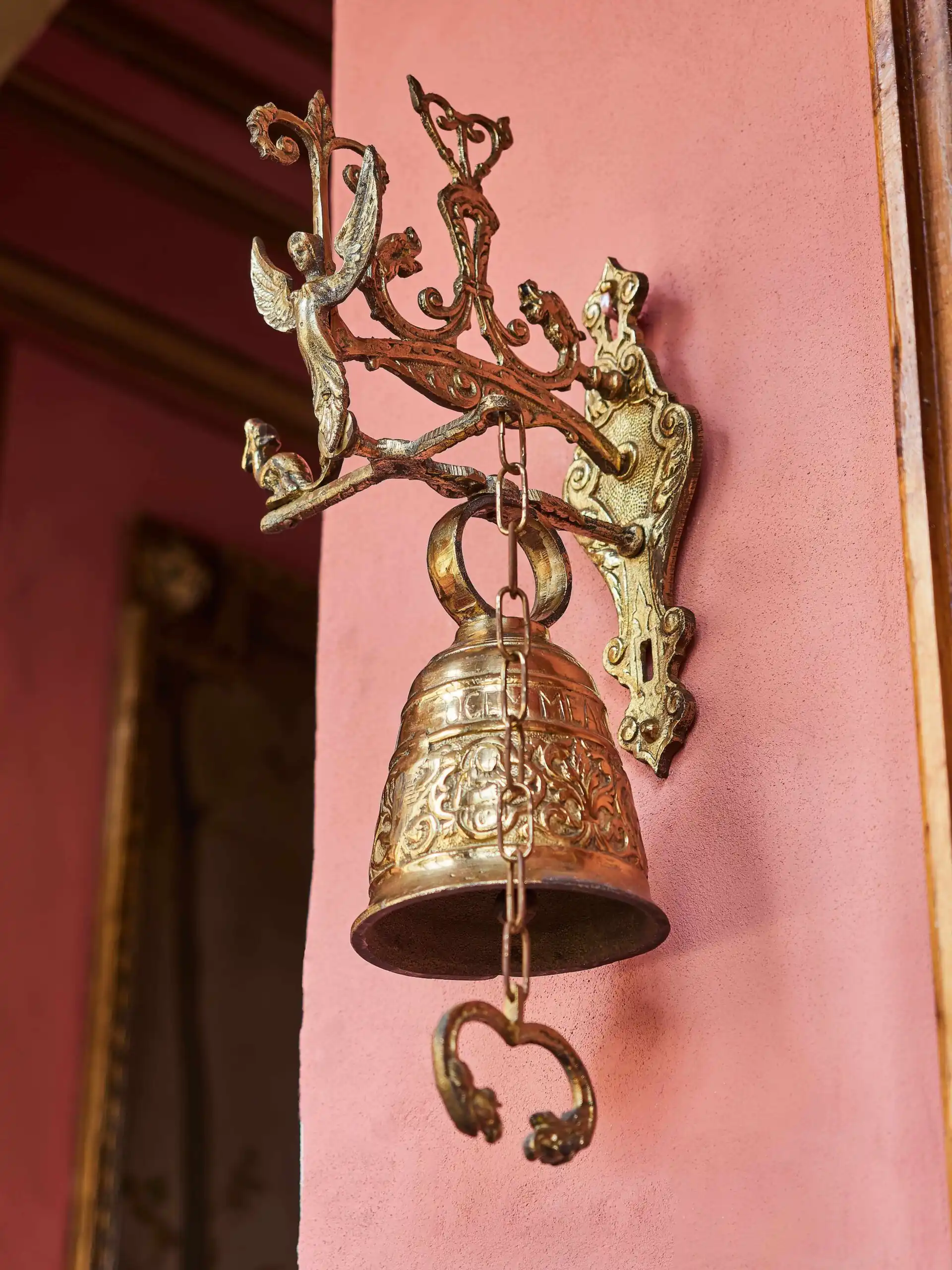 Velký závěsný zvon ke dveřím z lité mosazi