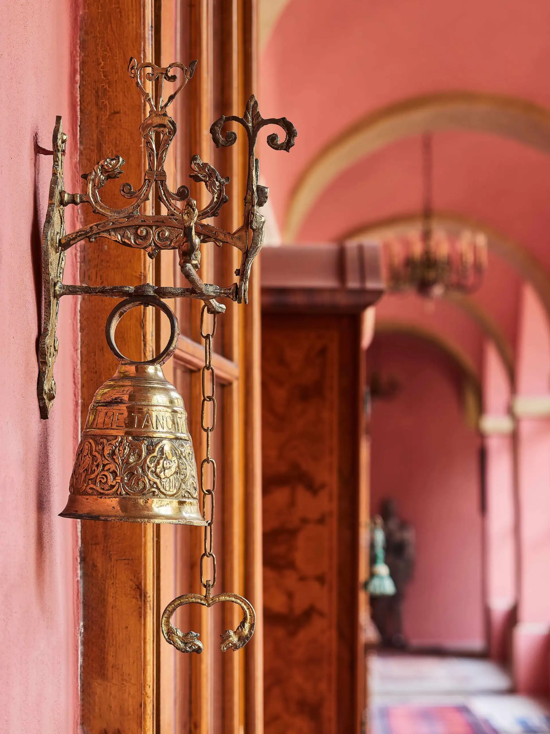 Velký závěsný zvon ke dveřím z lité mosazi