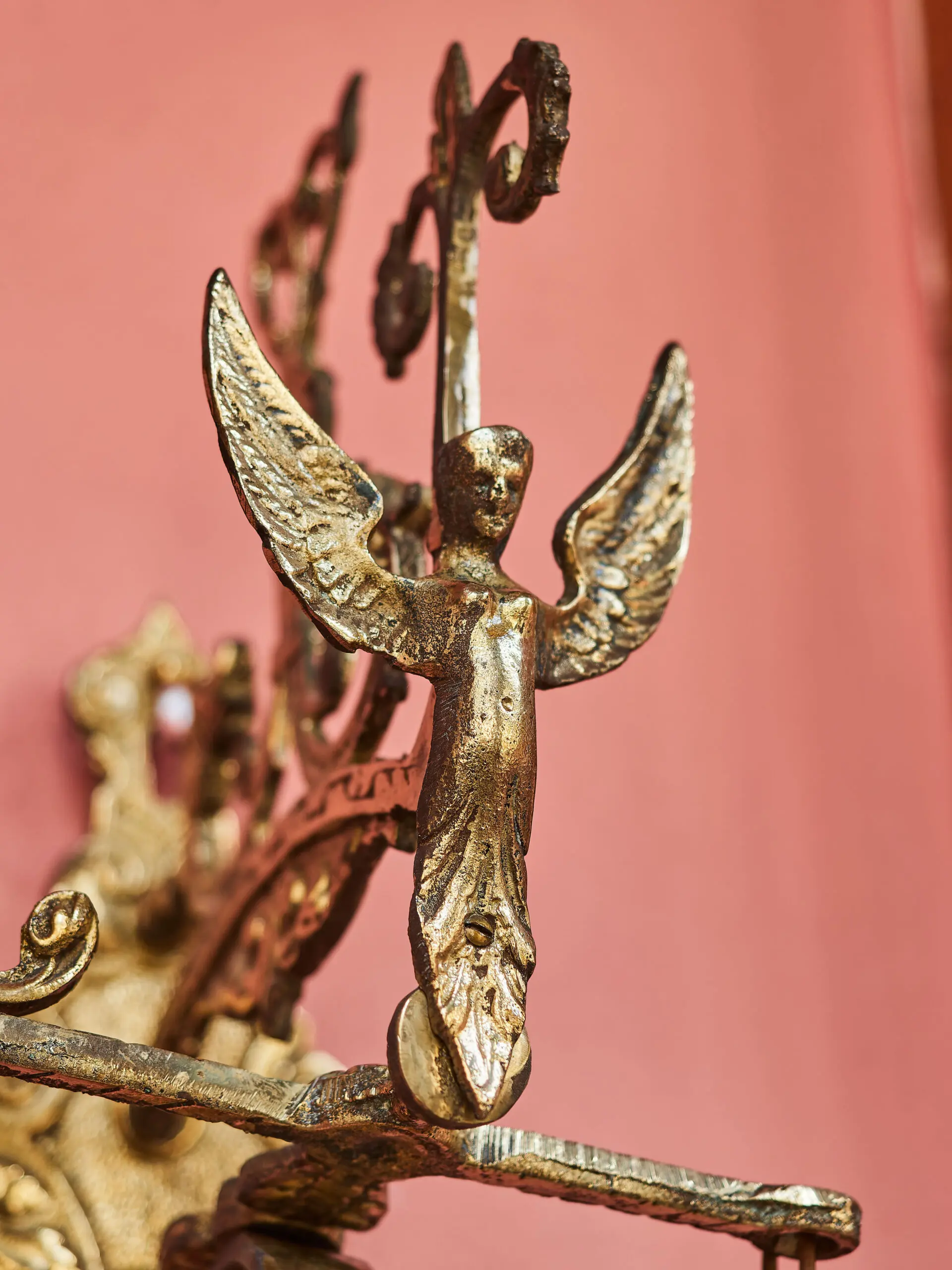 Velký závěsný zvon ke dveřím z lité mosazi