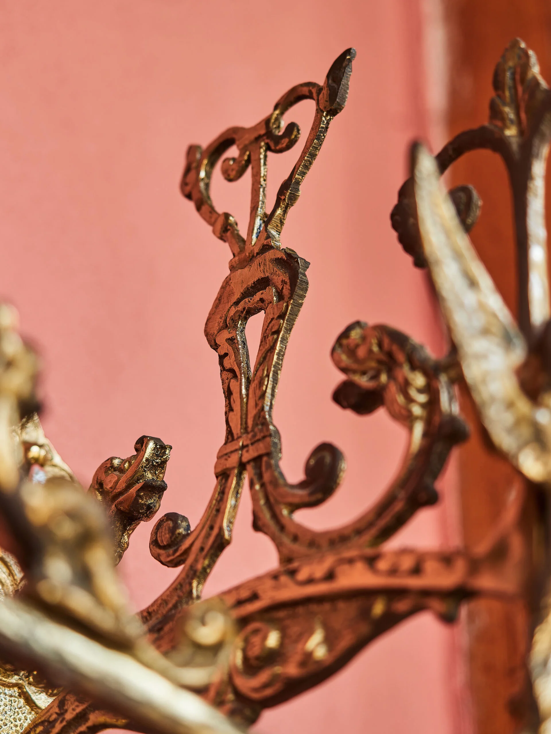 Velký závěsný zvon ke dveřím z lité mosazi