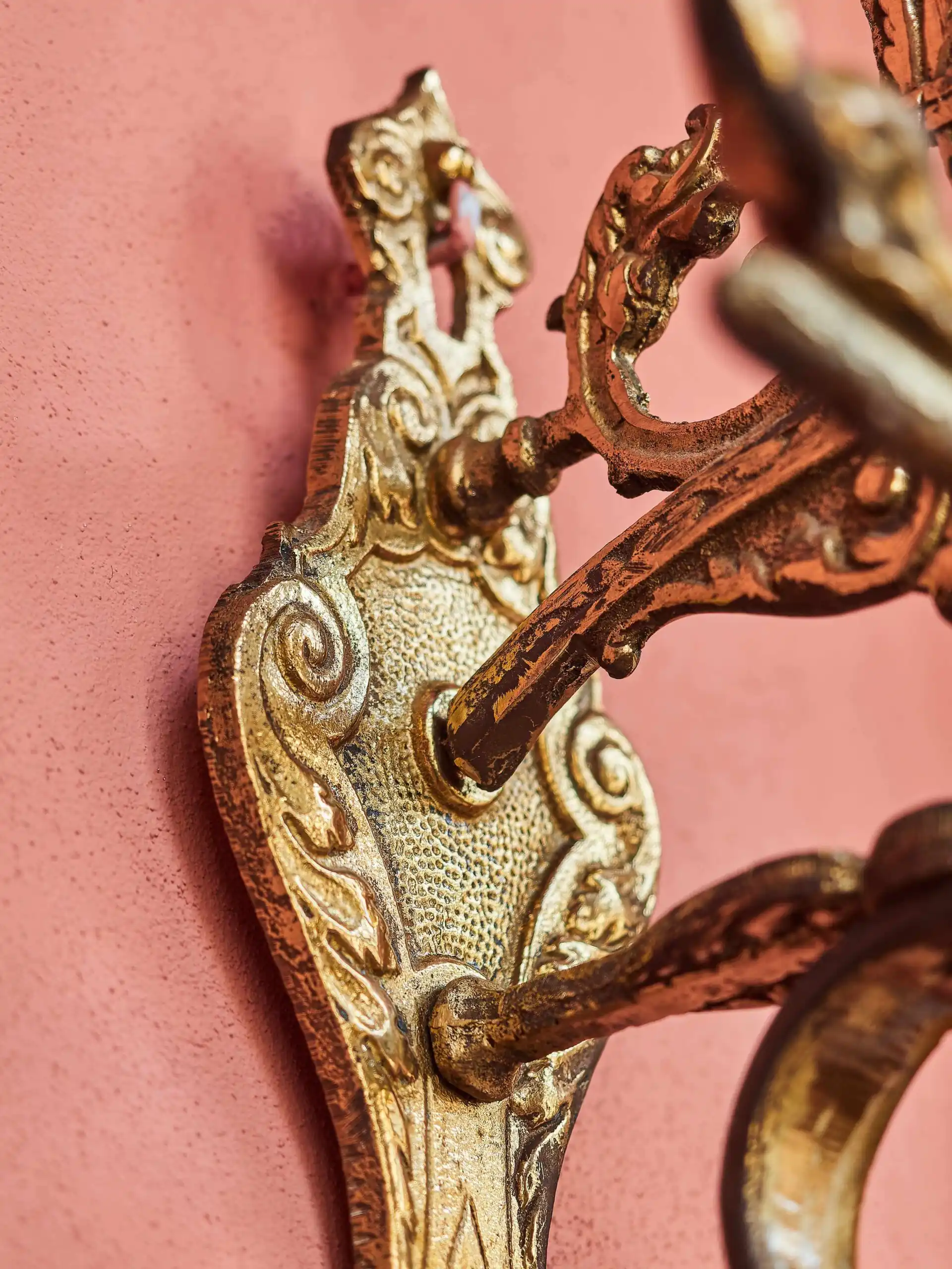 Velký závěsný zvon ke dveřím z lité mosazi