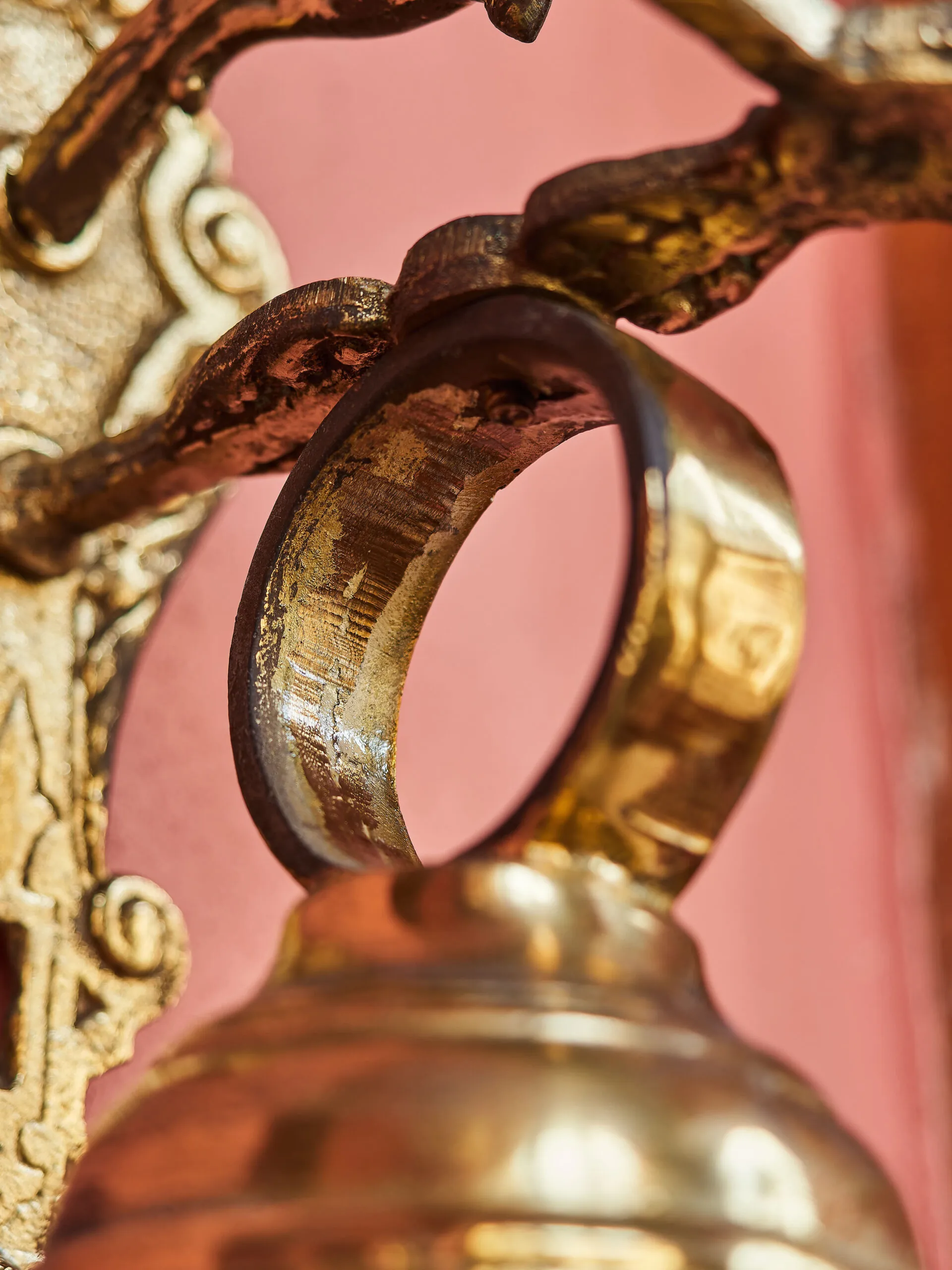 Velký závěsný zvon ke dveřím z lité mosazi