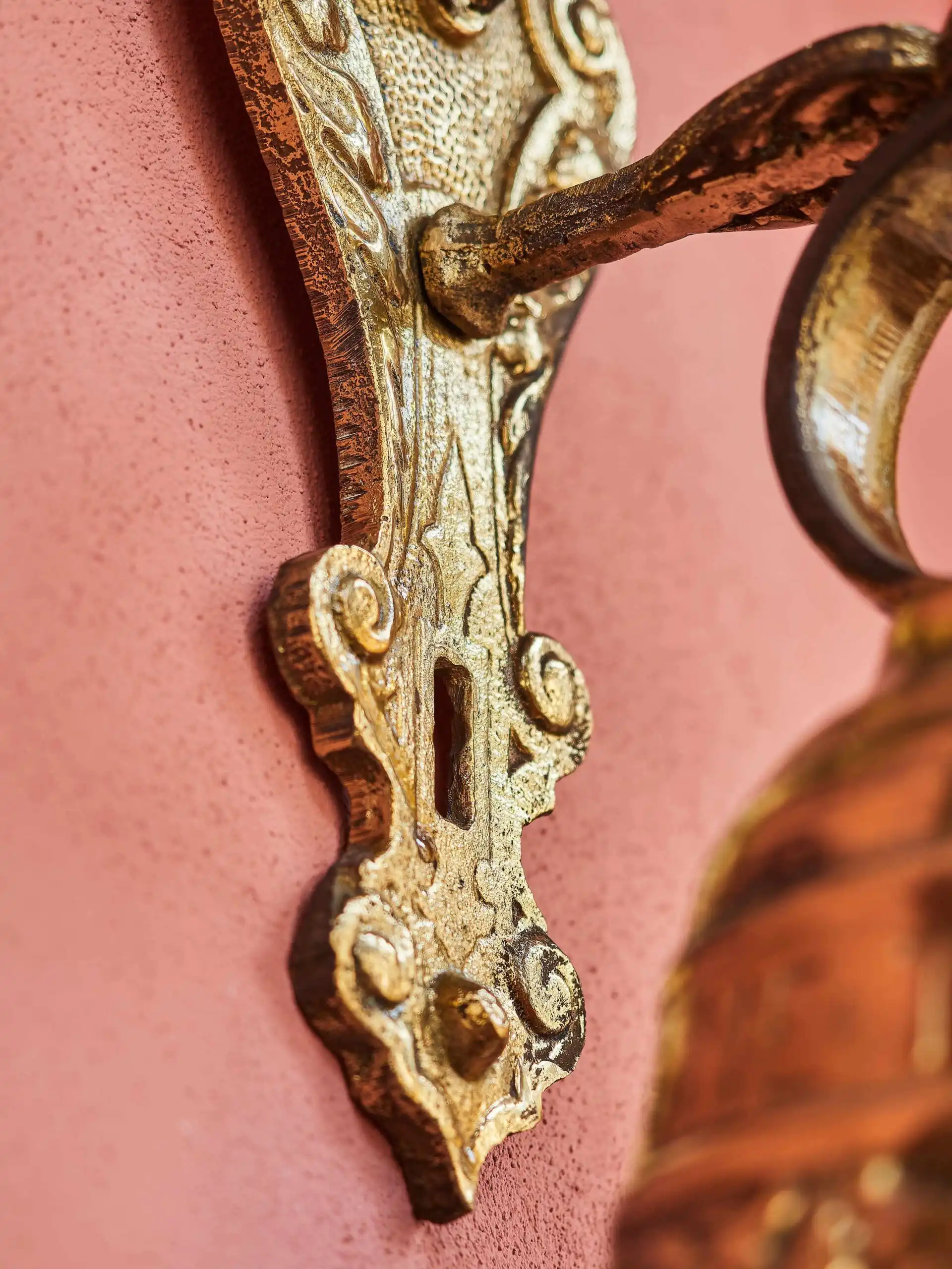 Velký závěsný zvon ke dveřím z lité mosazi