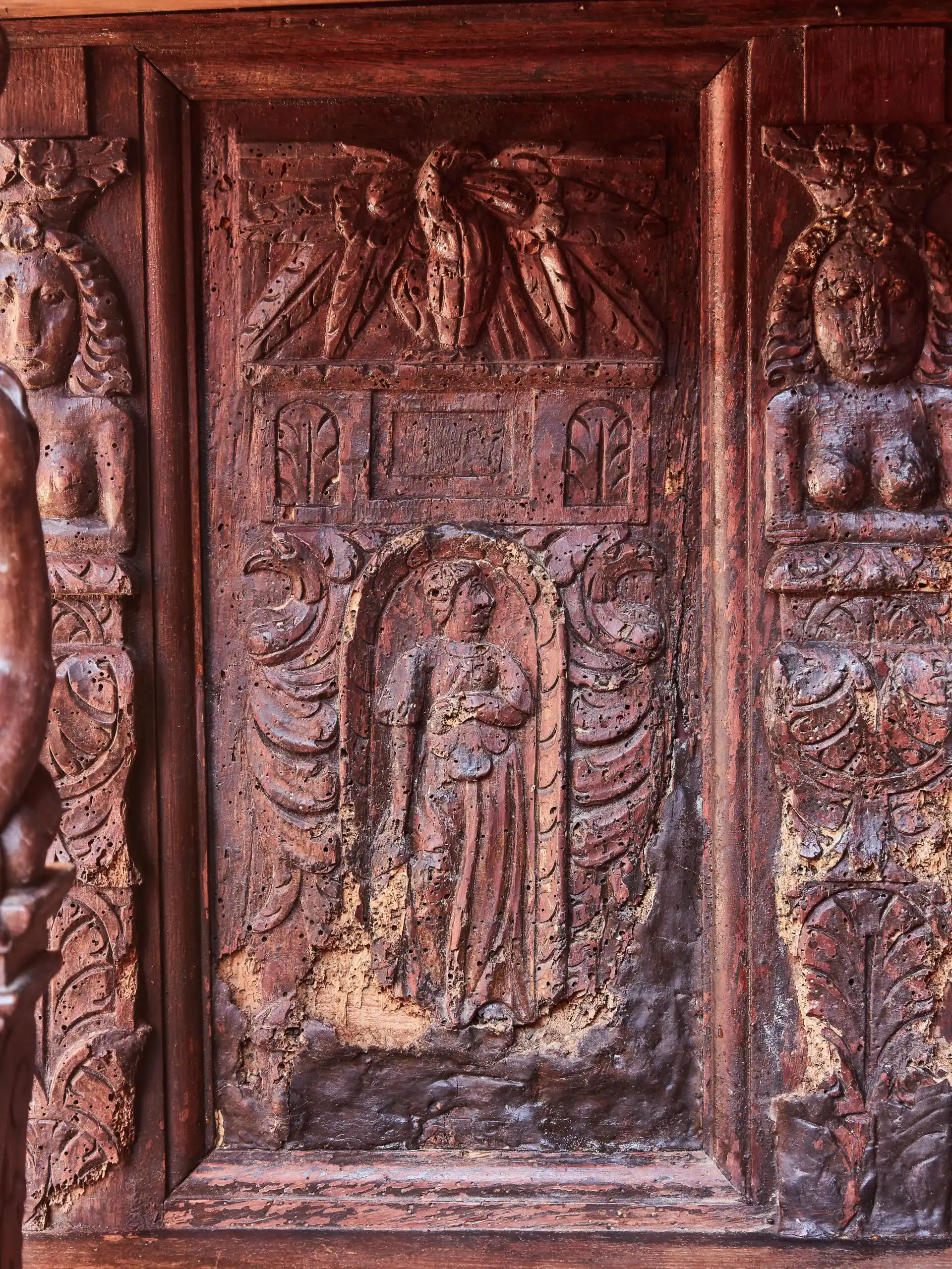 Renesanční kredenc mistrovsky vyřezávaný