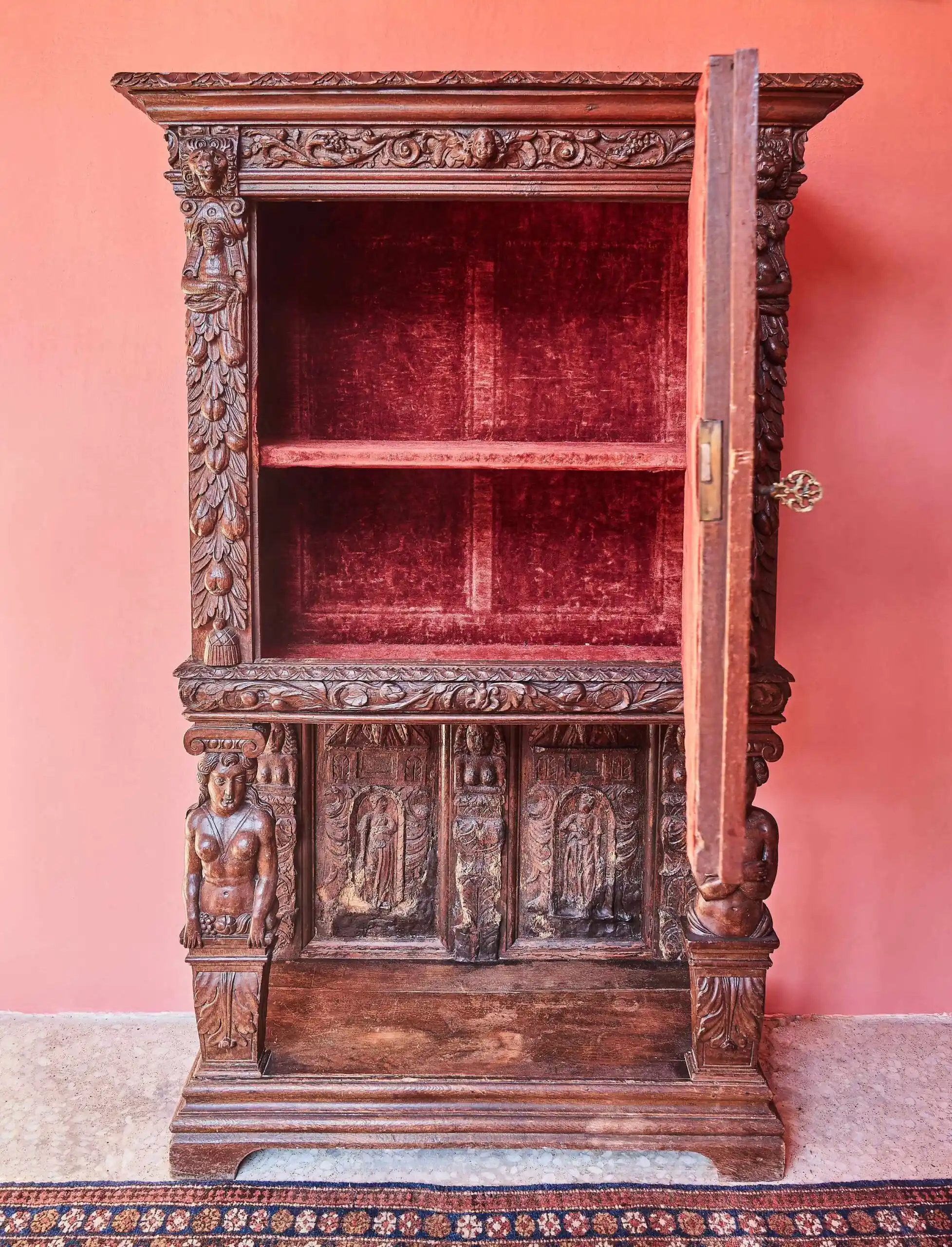 Renesanční kredenc mistrovsky vyřezávaný