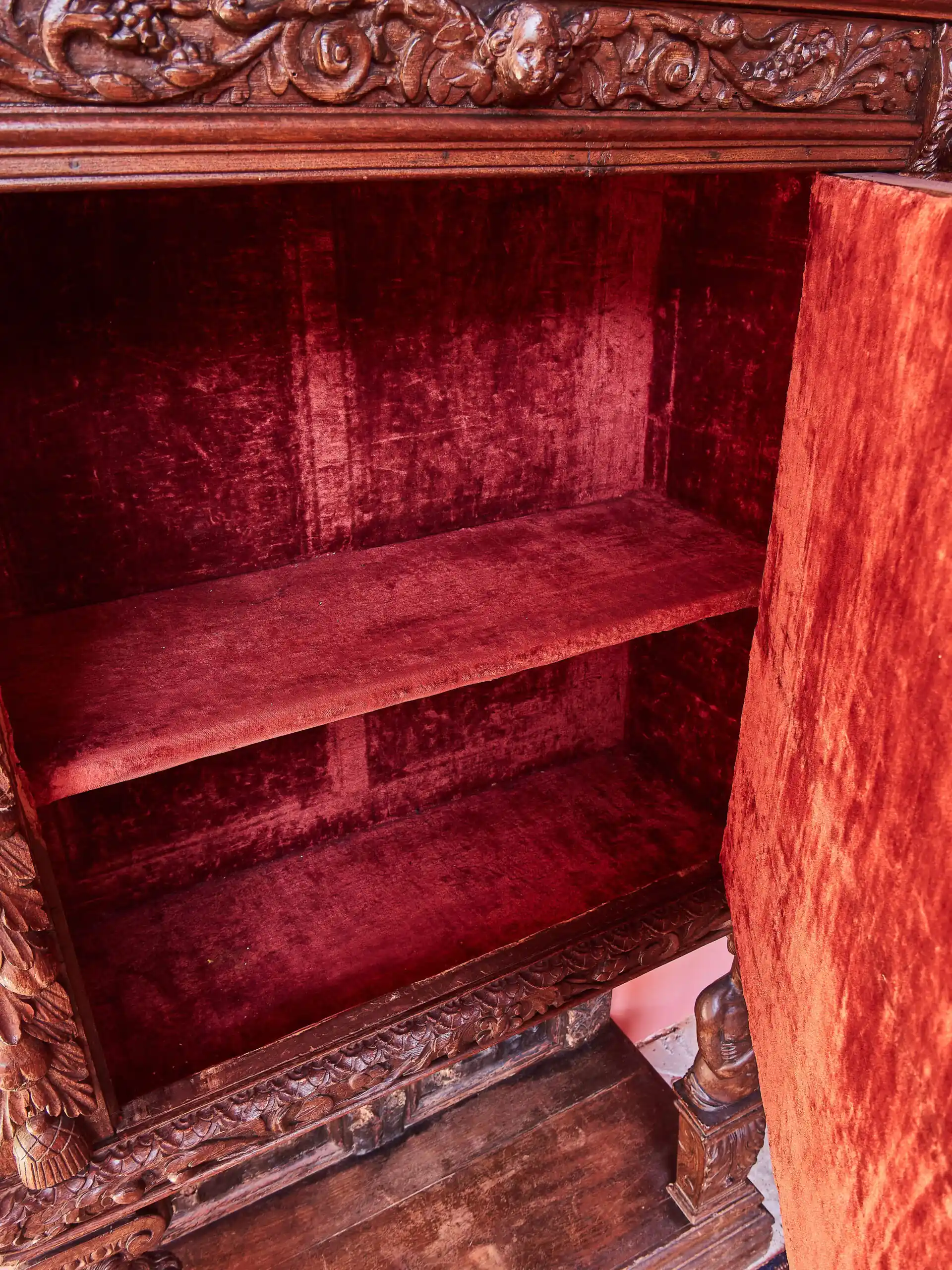 Renesanční kredenc mistrovsky vyřezávaný