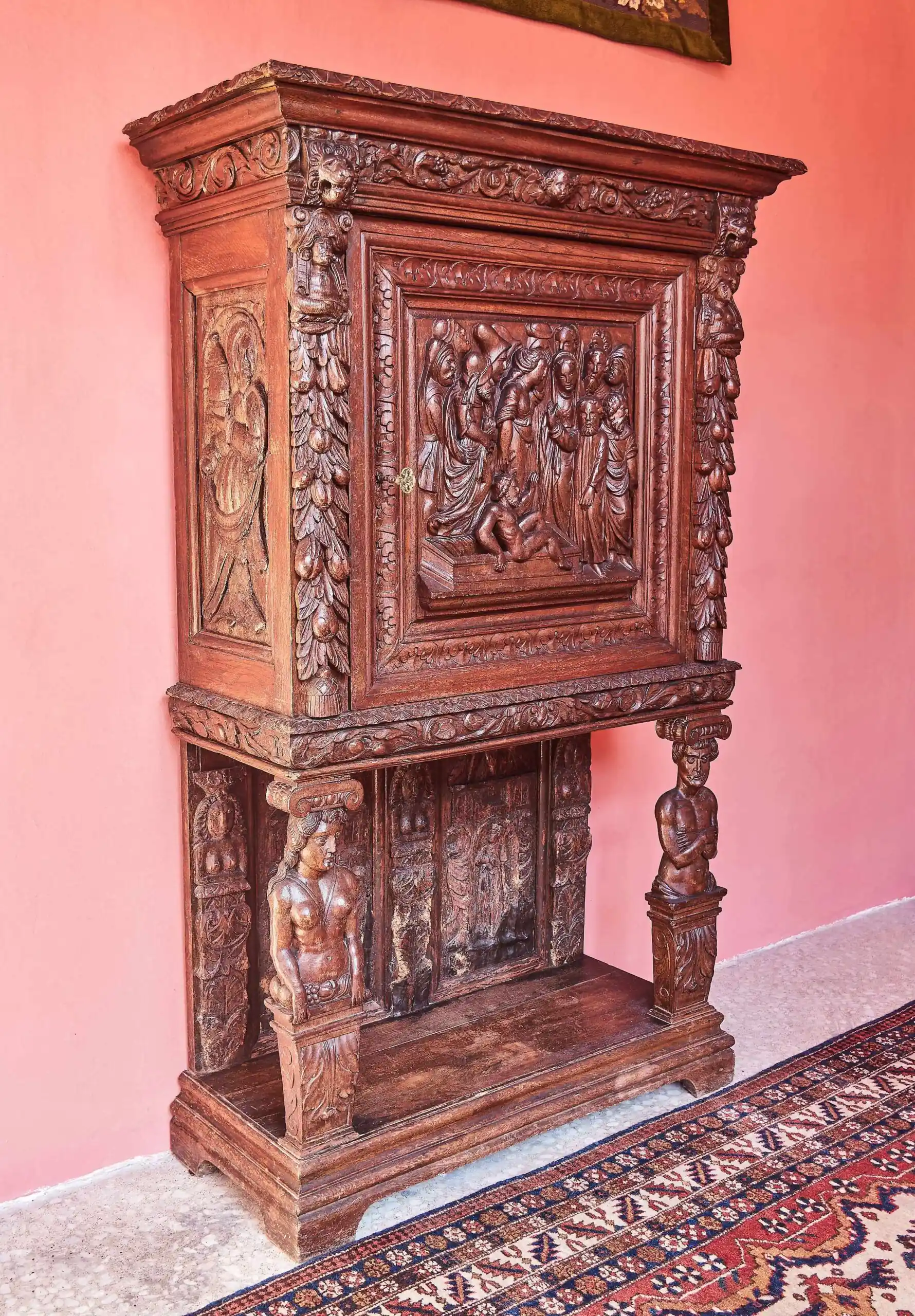 Renesanční kredenc mistrovsky vyřezávaný