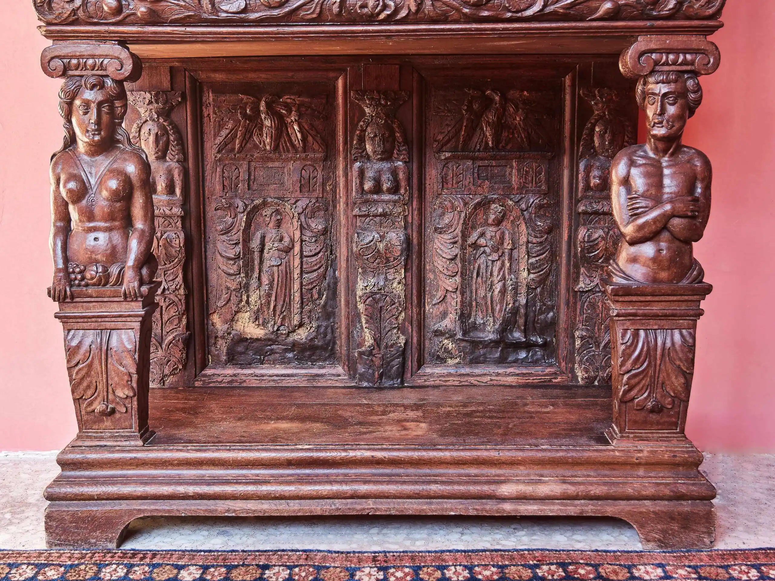 Renesanční kredenc mistrovsky vyřezávaný