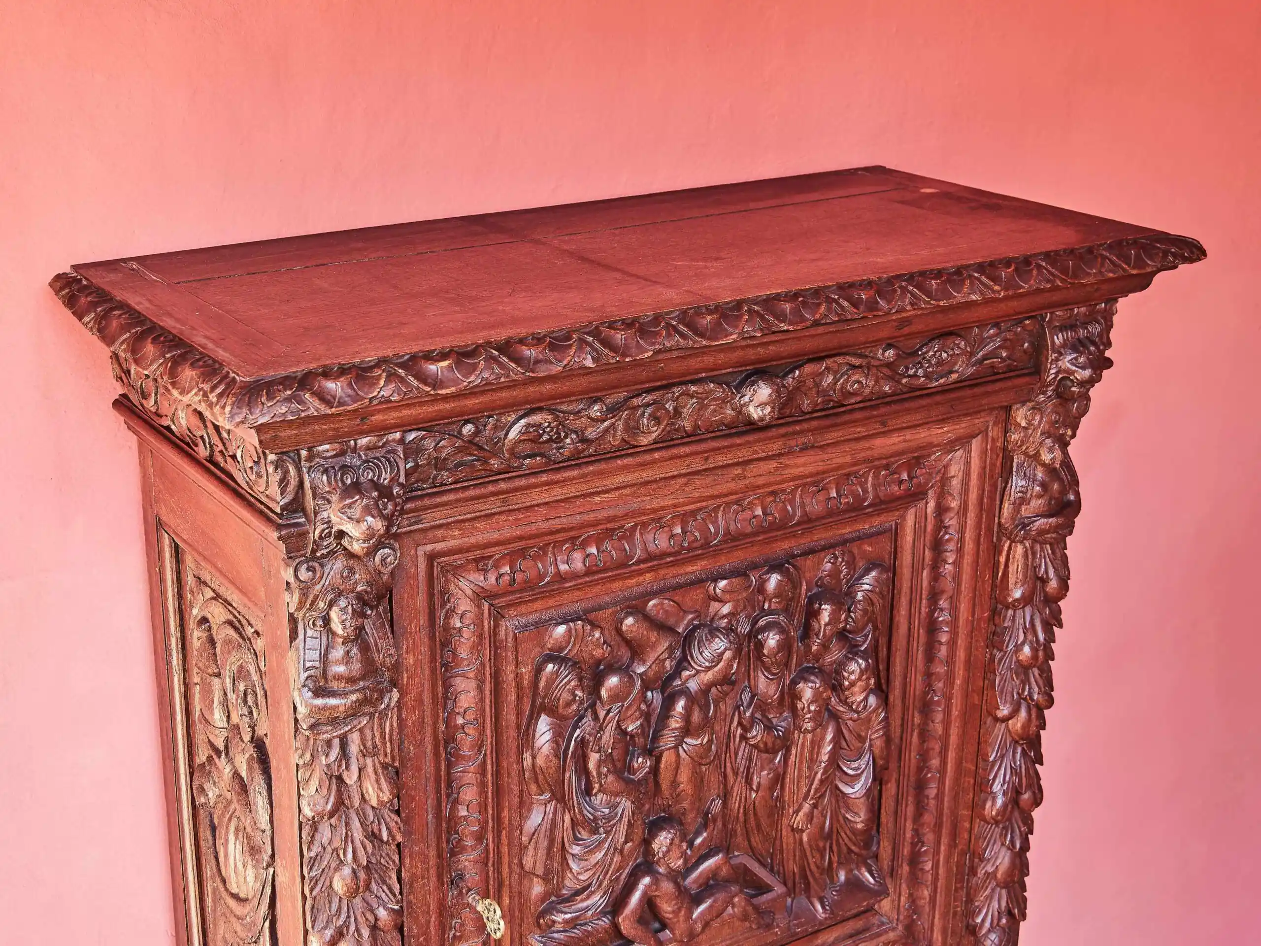 Renesanční kredenc mistrovsky vyřezávaný