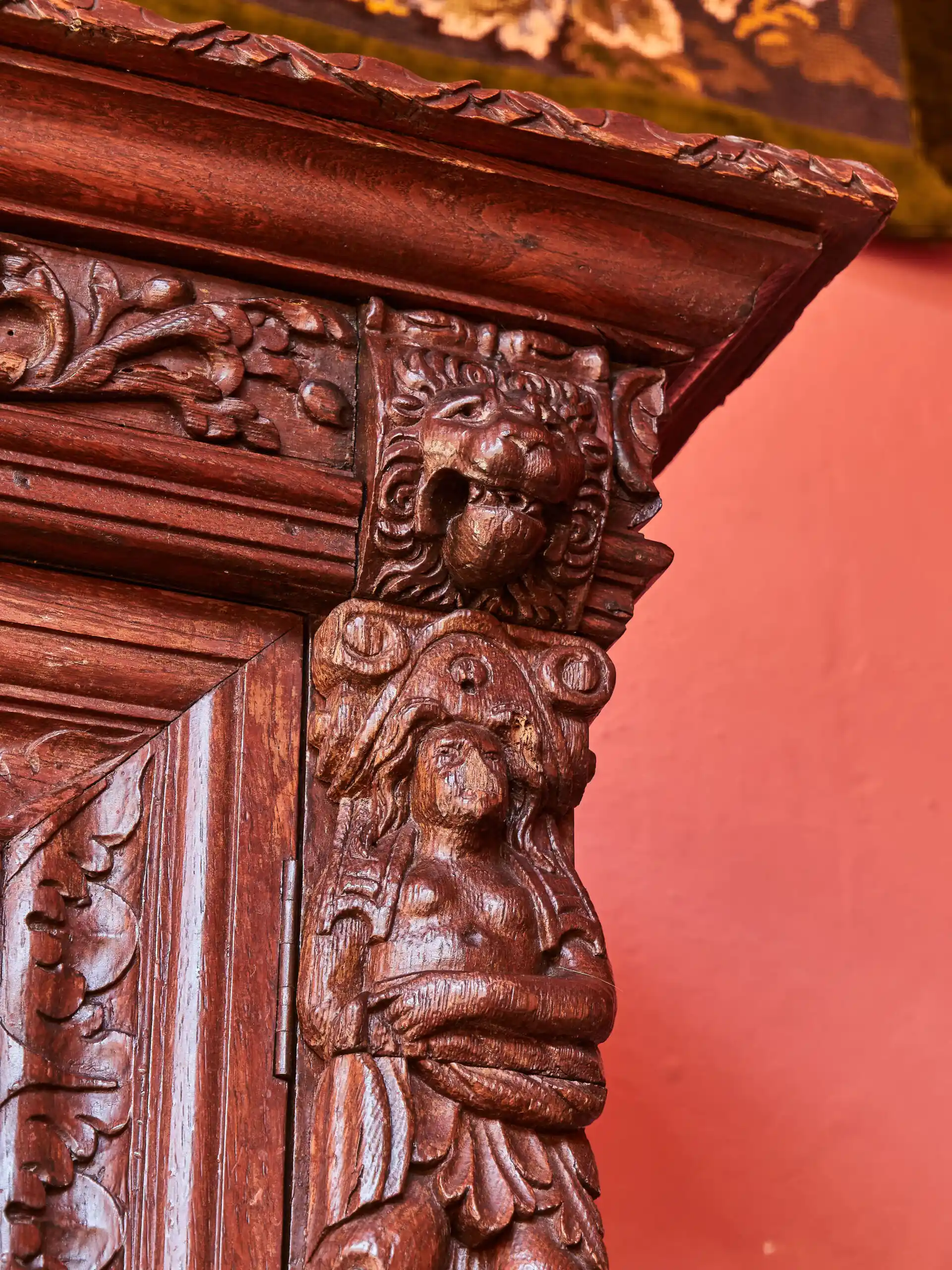 Renesanční kredenc mistrovsky vyřezávaný