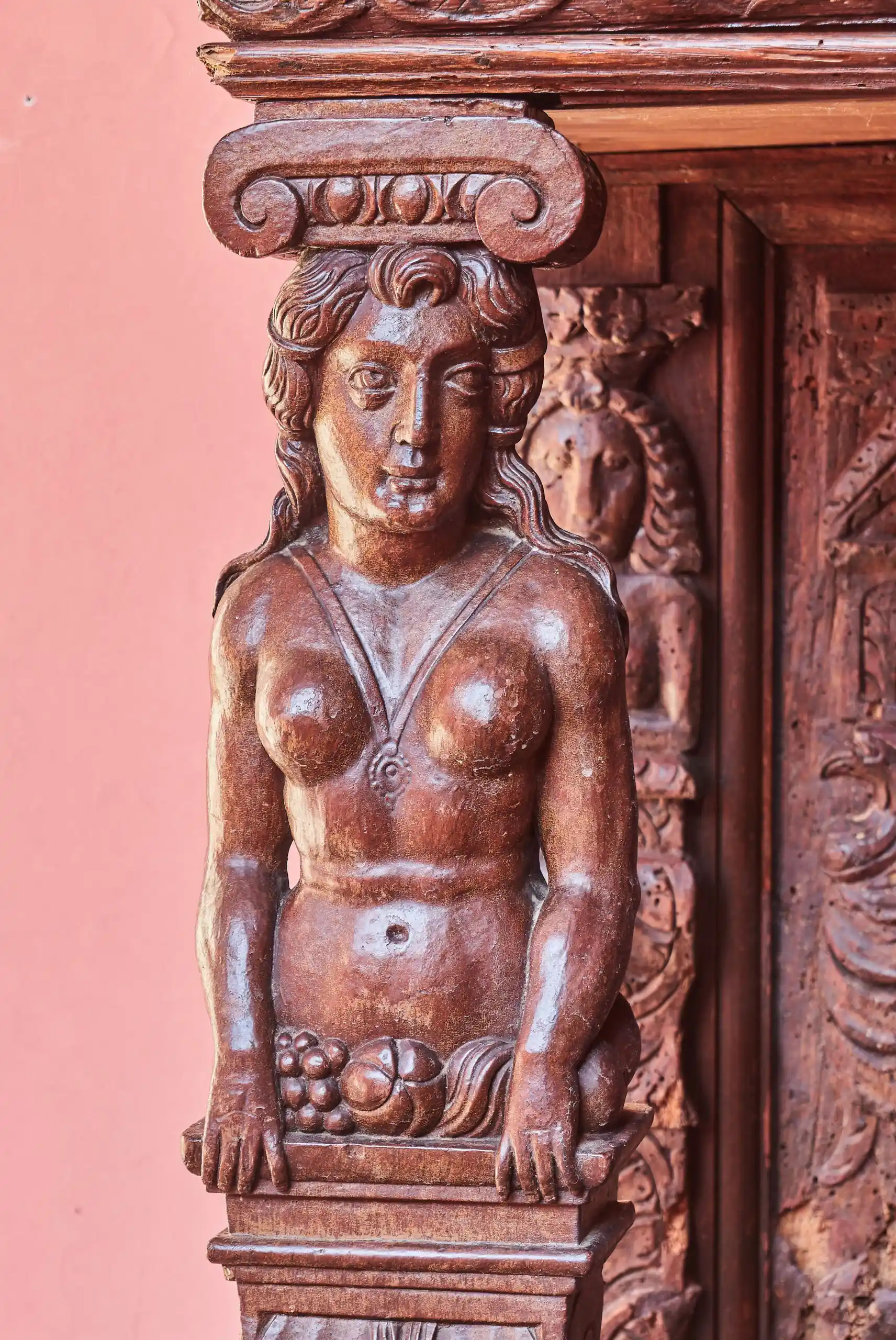 Renesanční kredenc mistrovsky vyřezávaný