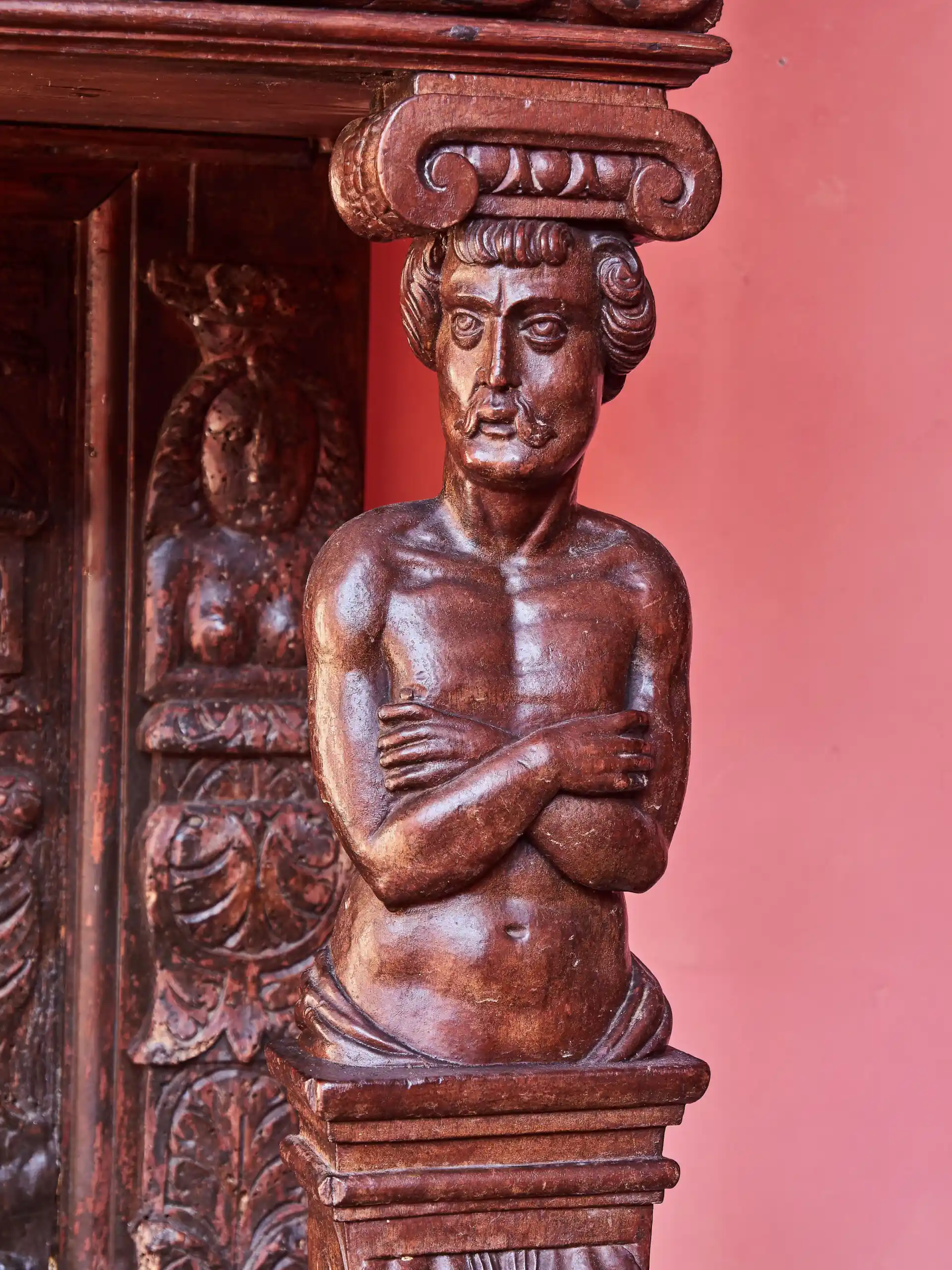 Renesanční kredenc mistrovsky vyřezávaný