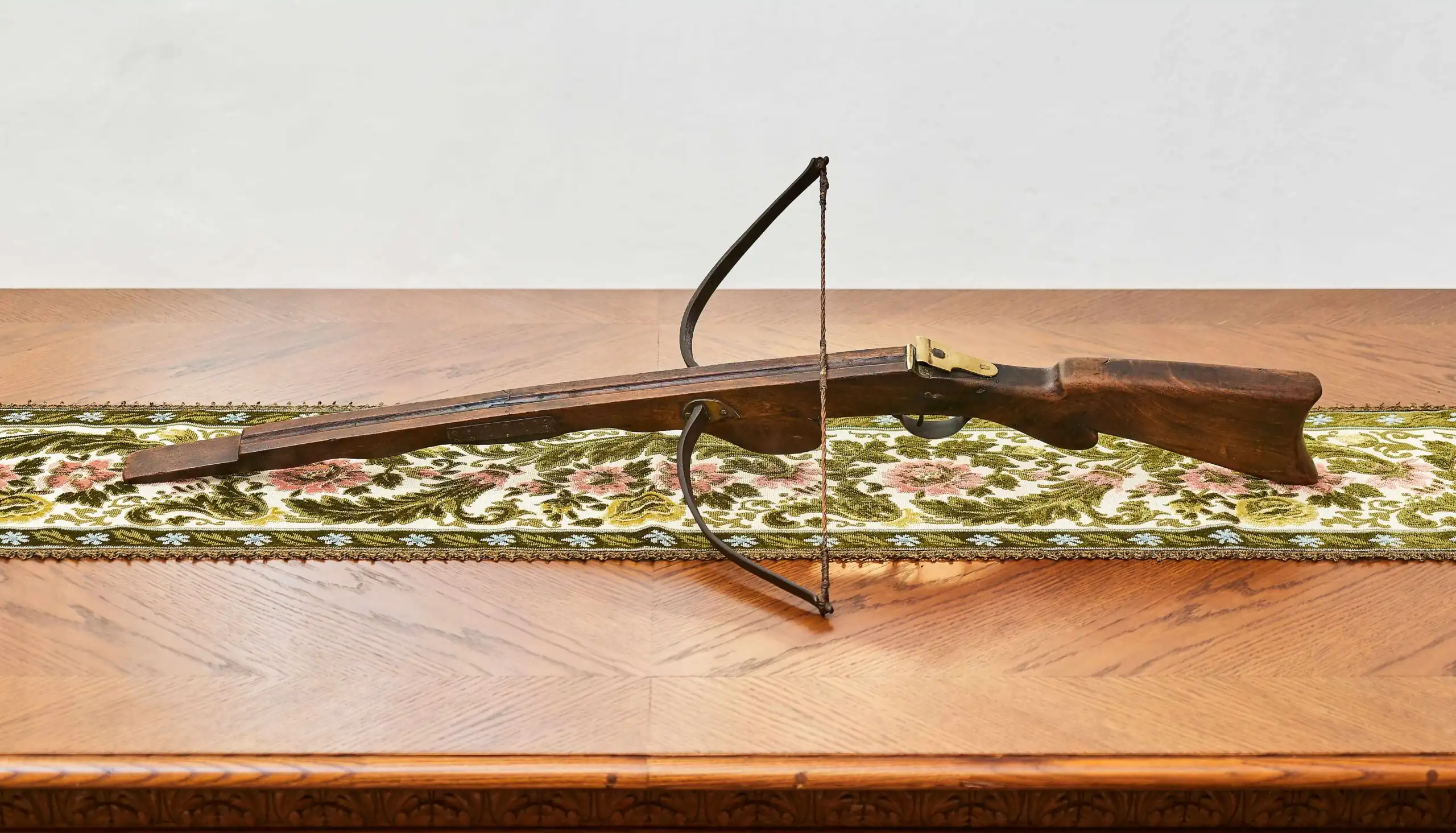 Historická kuše s mosazným mechanismem