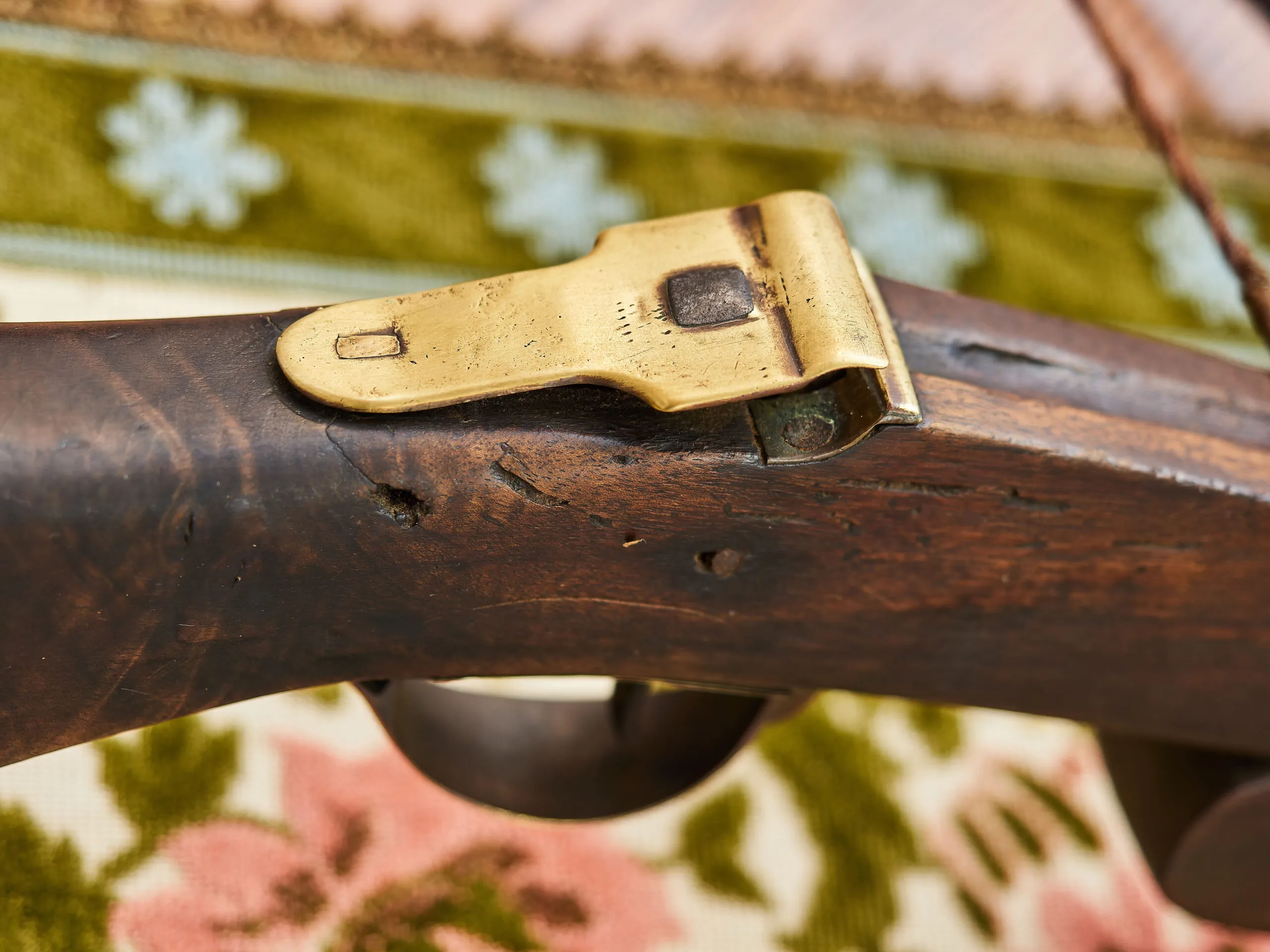 Historická kuše s mosazným mechanismem