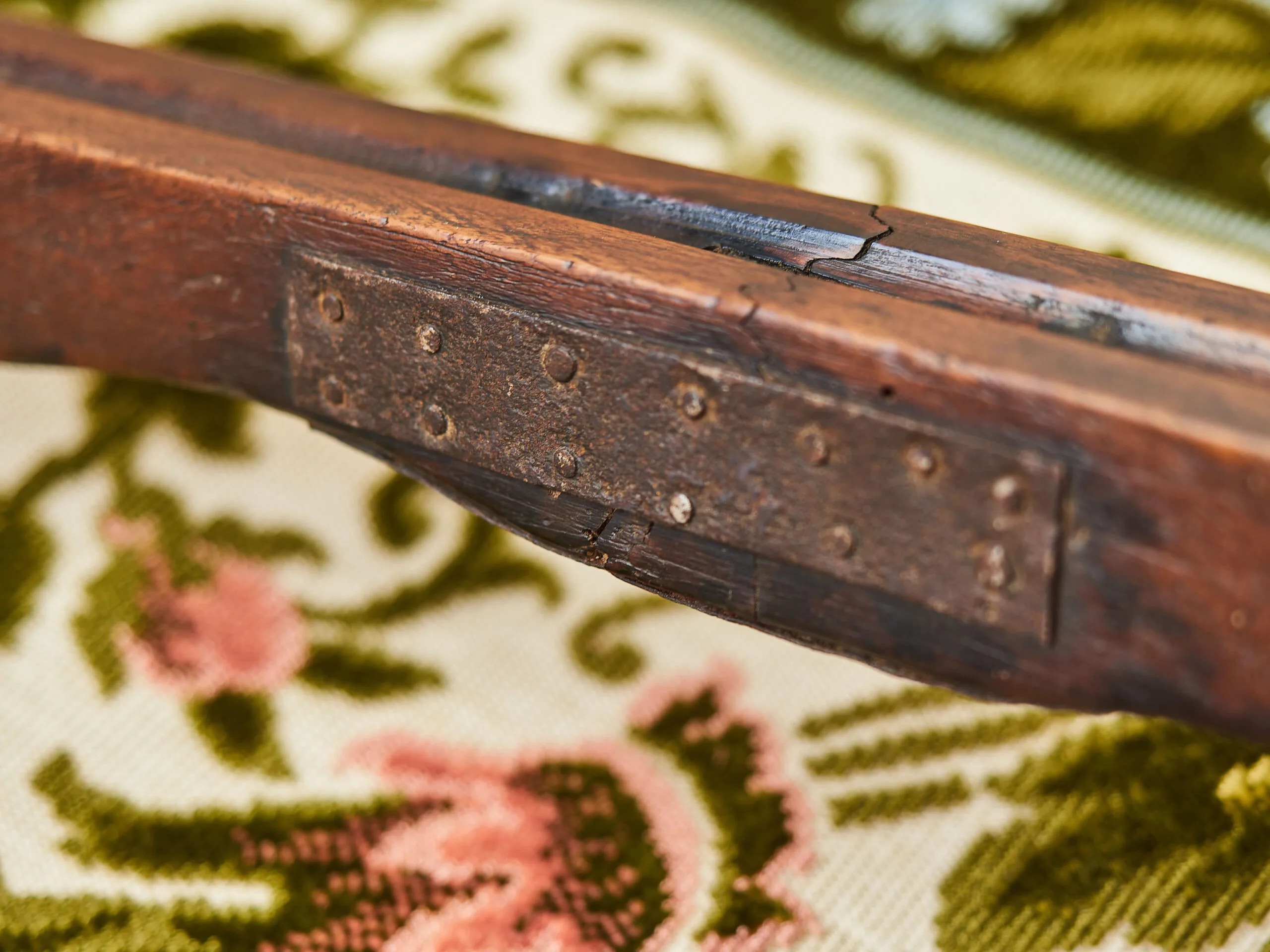 Historická kuše s mosazným mechanismem