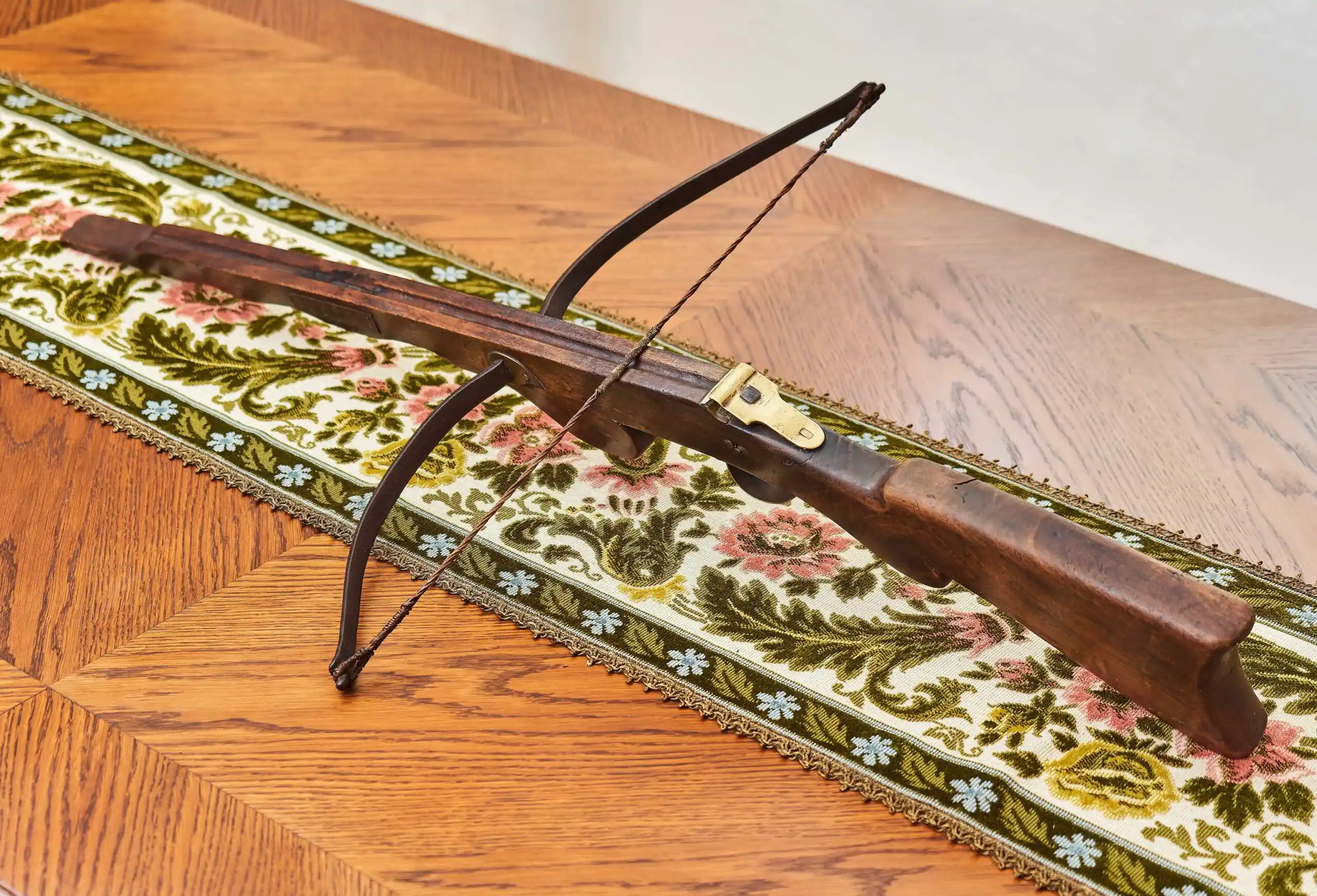 Historická kuše s mosazným mechanismem