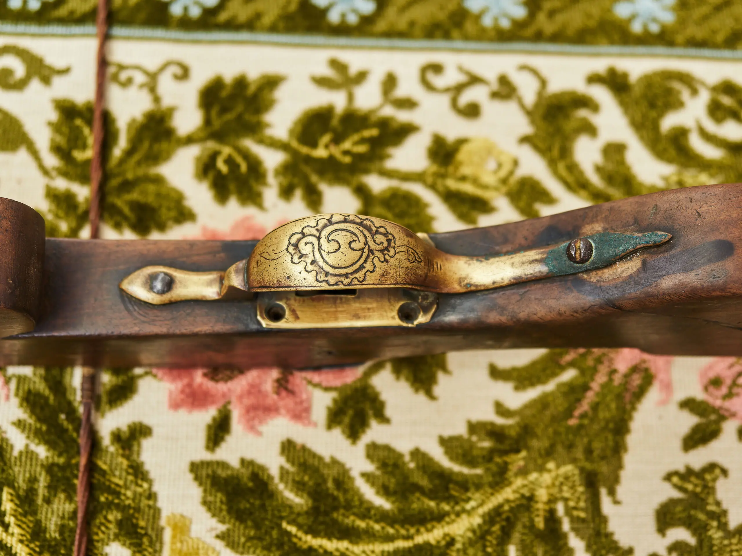 Historická kuše s mosazným mechanismem