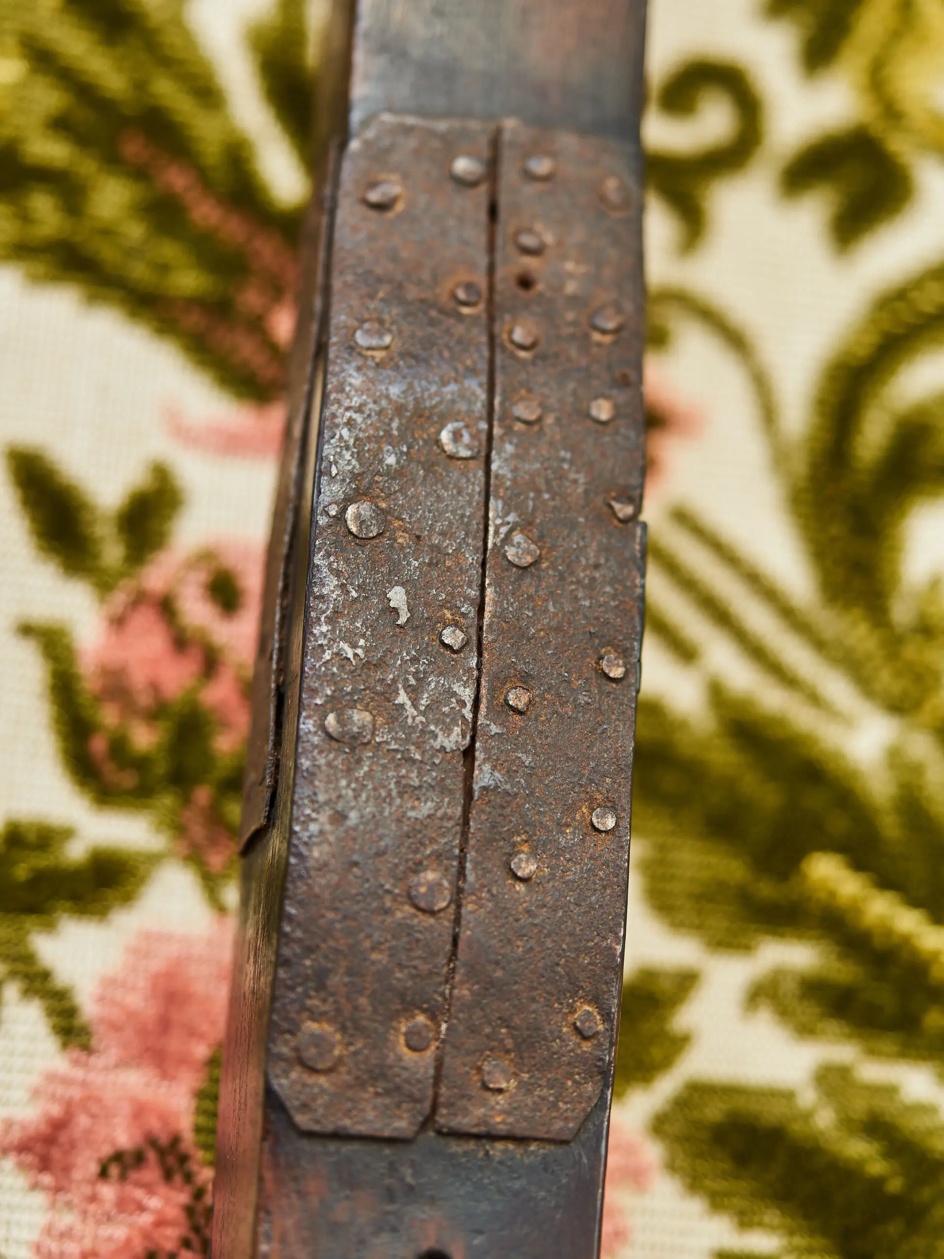 Historická kuše s mosazným mechanismem