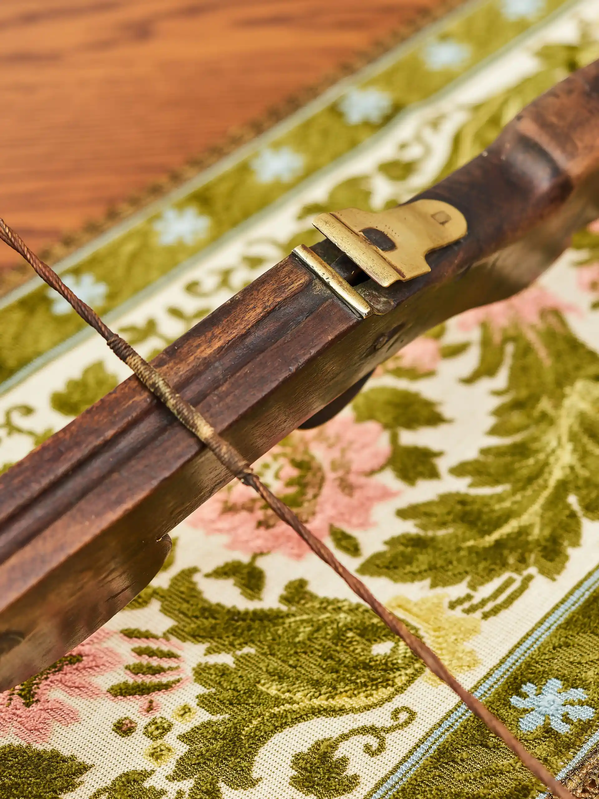 Historická kuše s mosazným mechanismem