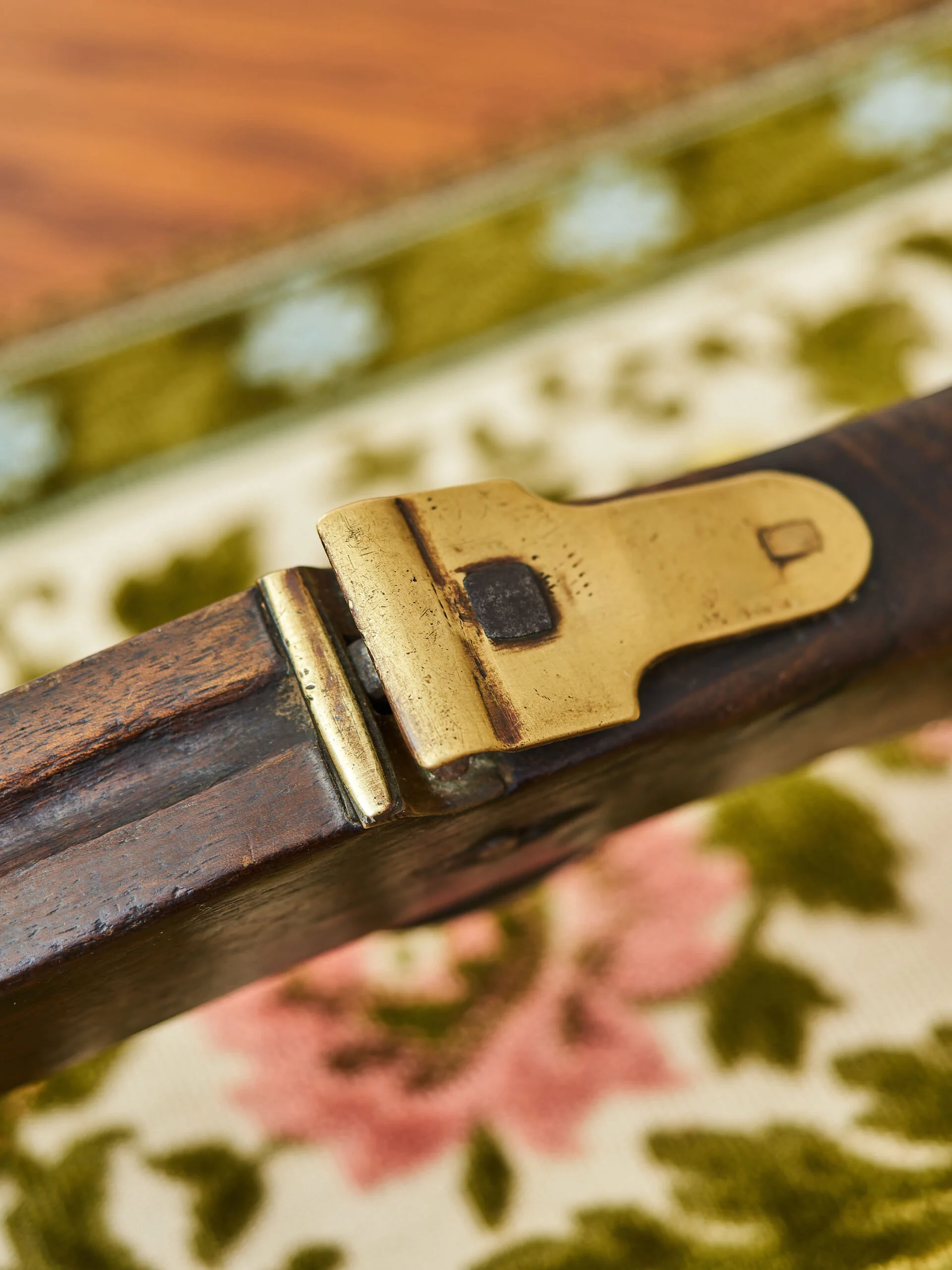 Historická kuše s mosazným mechanismem