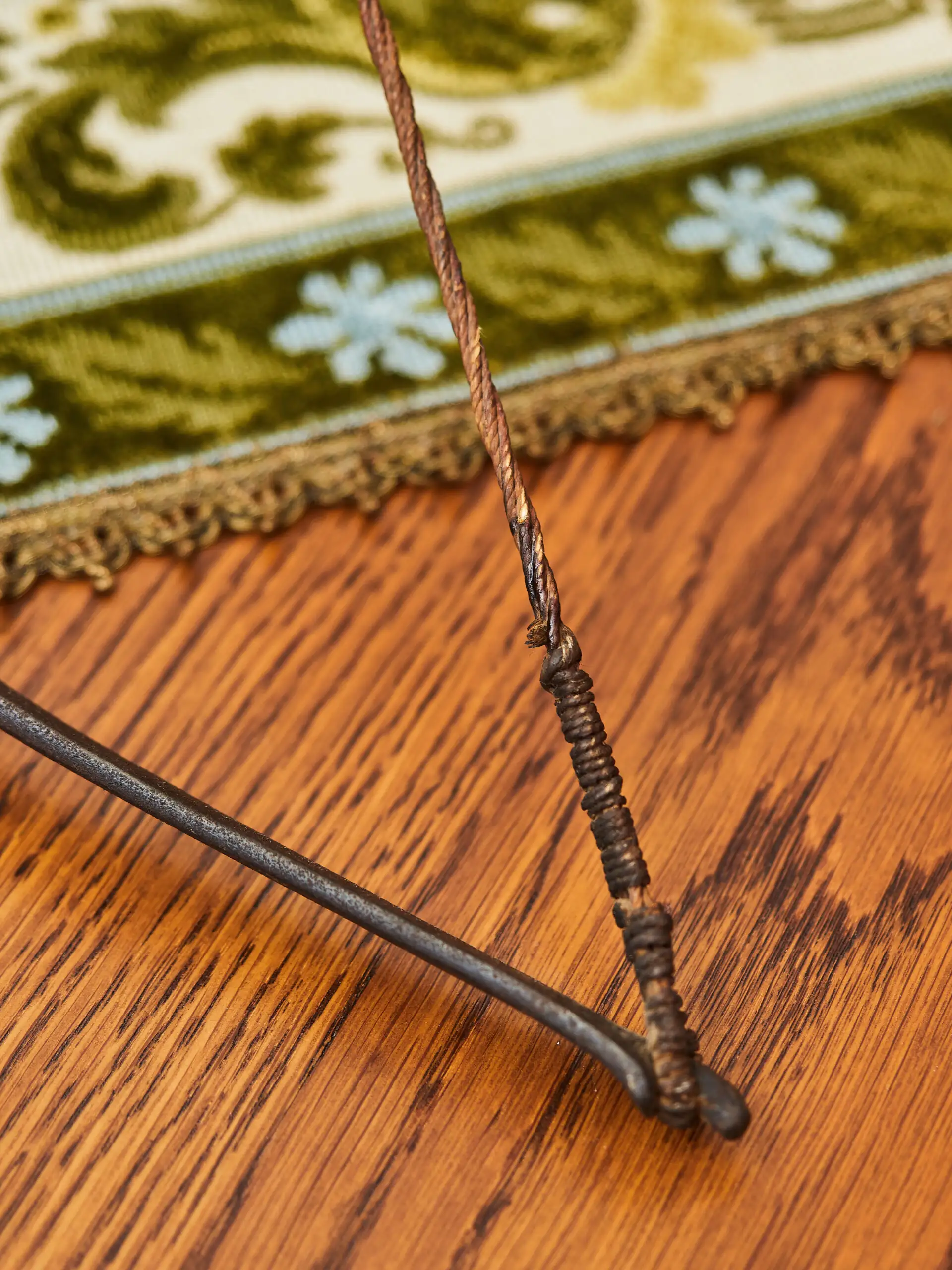 Historická kuše s mosazným mechanismem