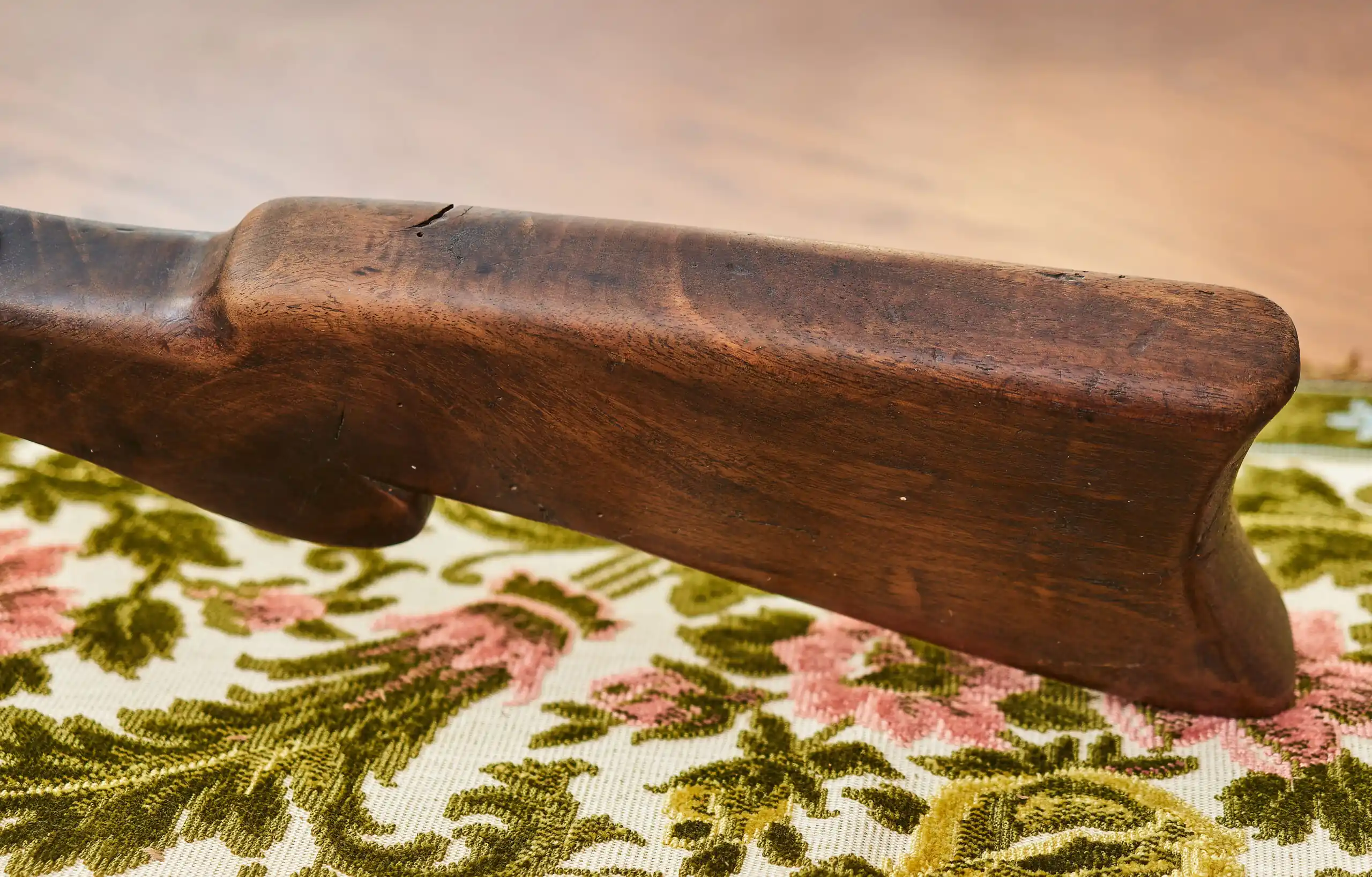 Historická kuše s mosazným mechanismem