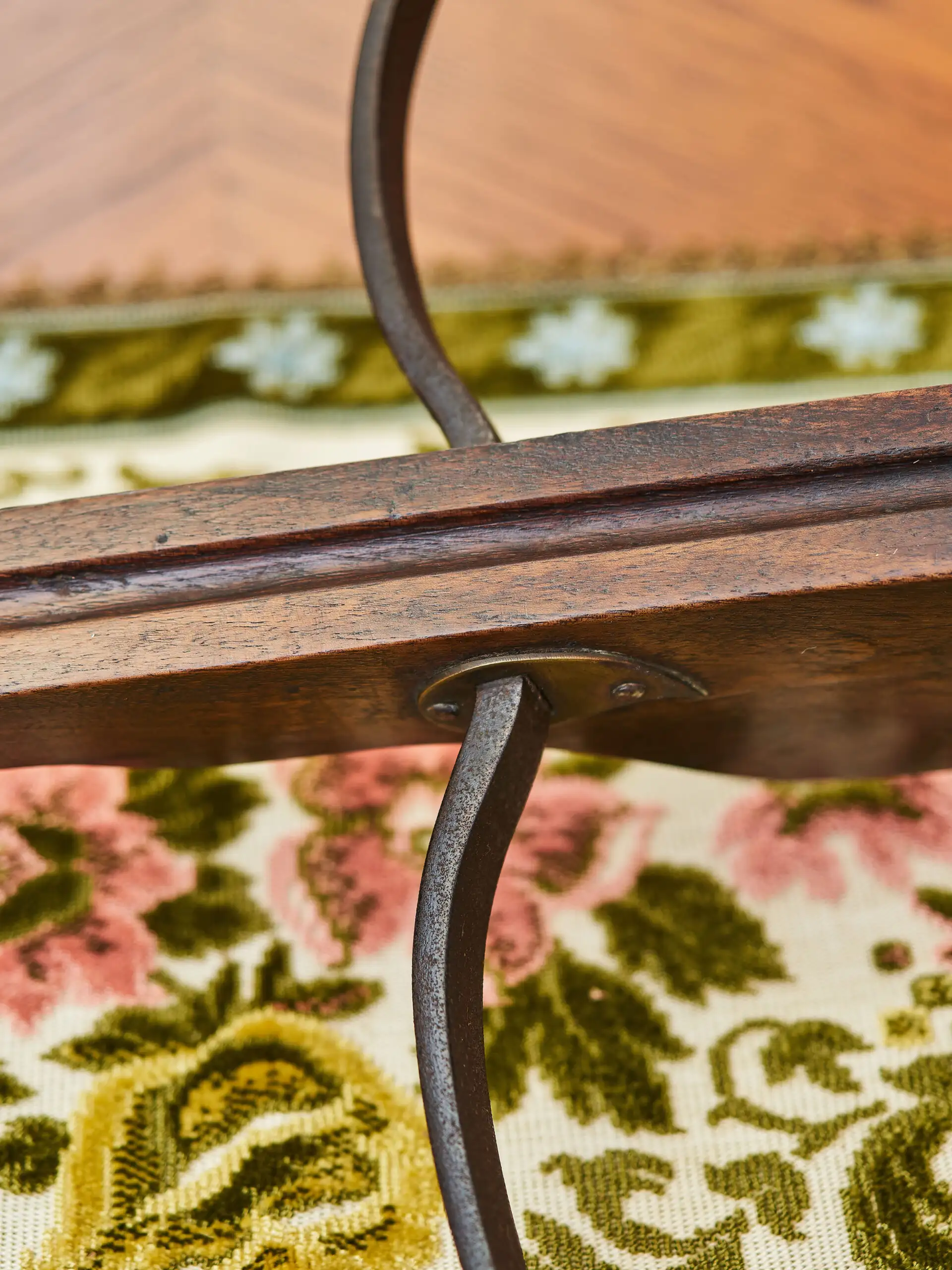 Historická kuše s mosazným mechanismem