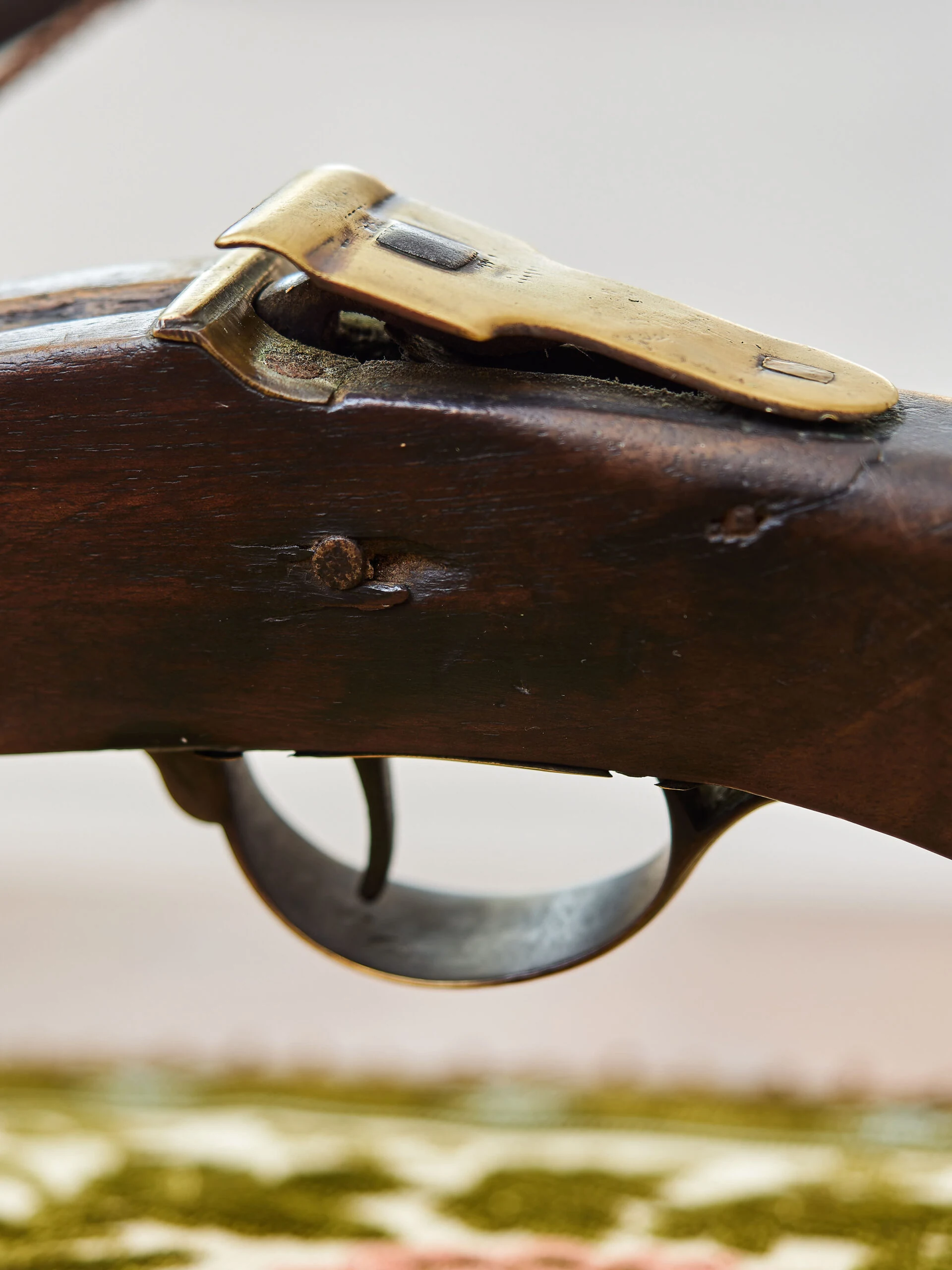 Historická kuše s mosazným mechanismem