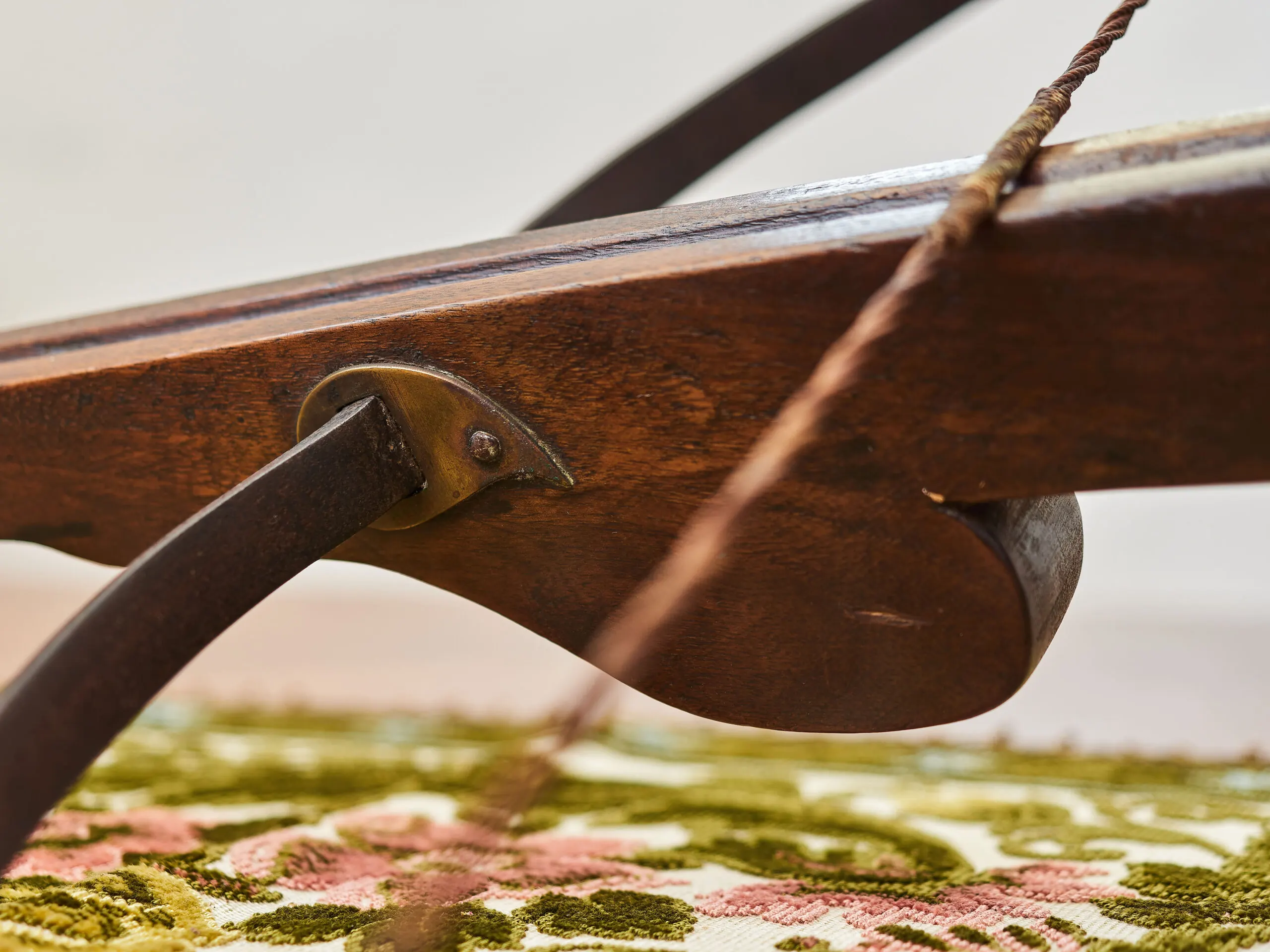 Historická kuše s mosazným mechanismem